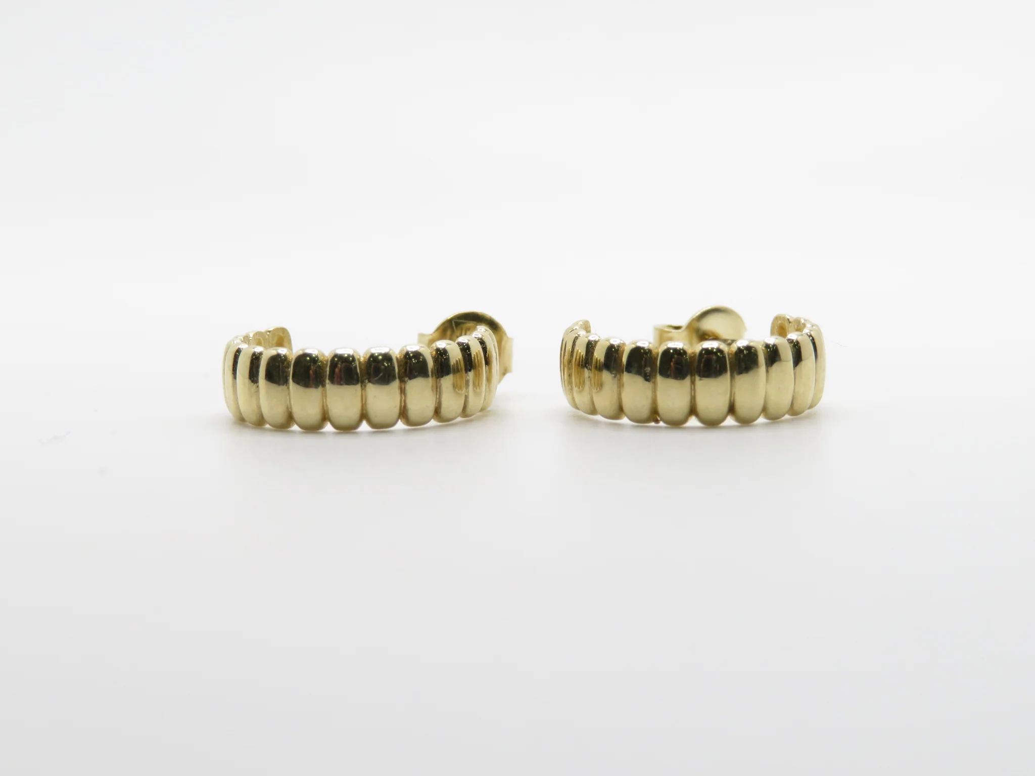 10k Yellow Gold Corrugated Huggies - Image 9