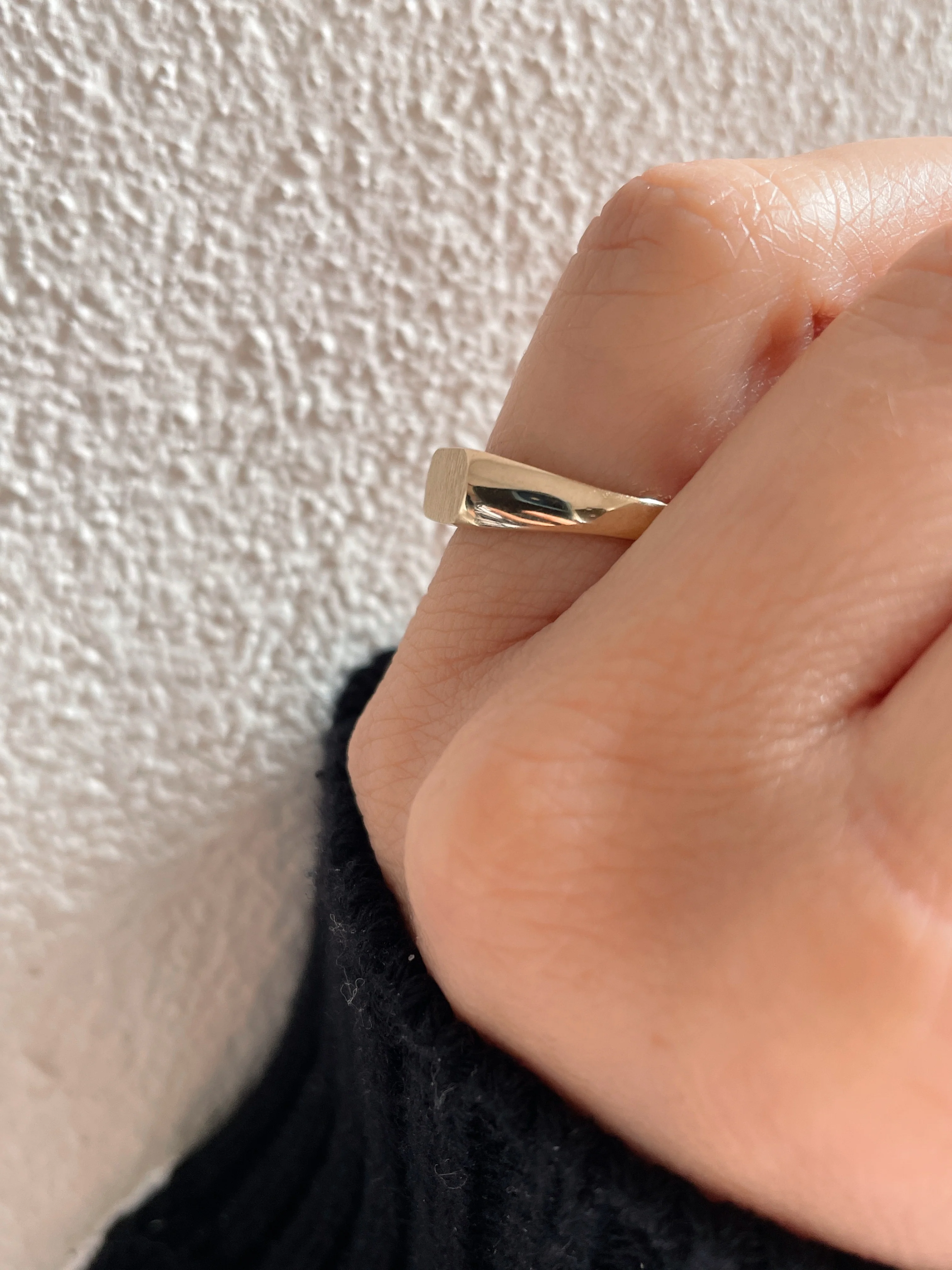 10k Yellow Gold Oblong Signet Ring - Image 4