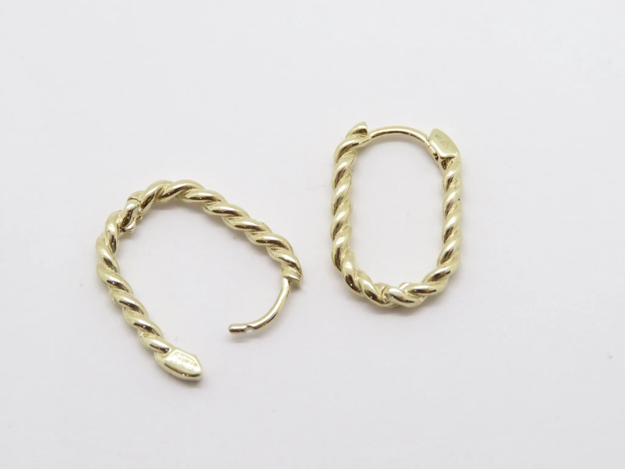 10k Roped Paperclip Huggies - Image 11