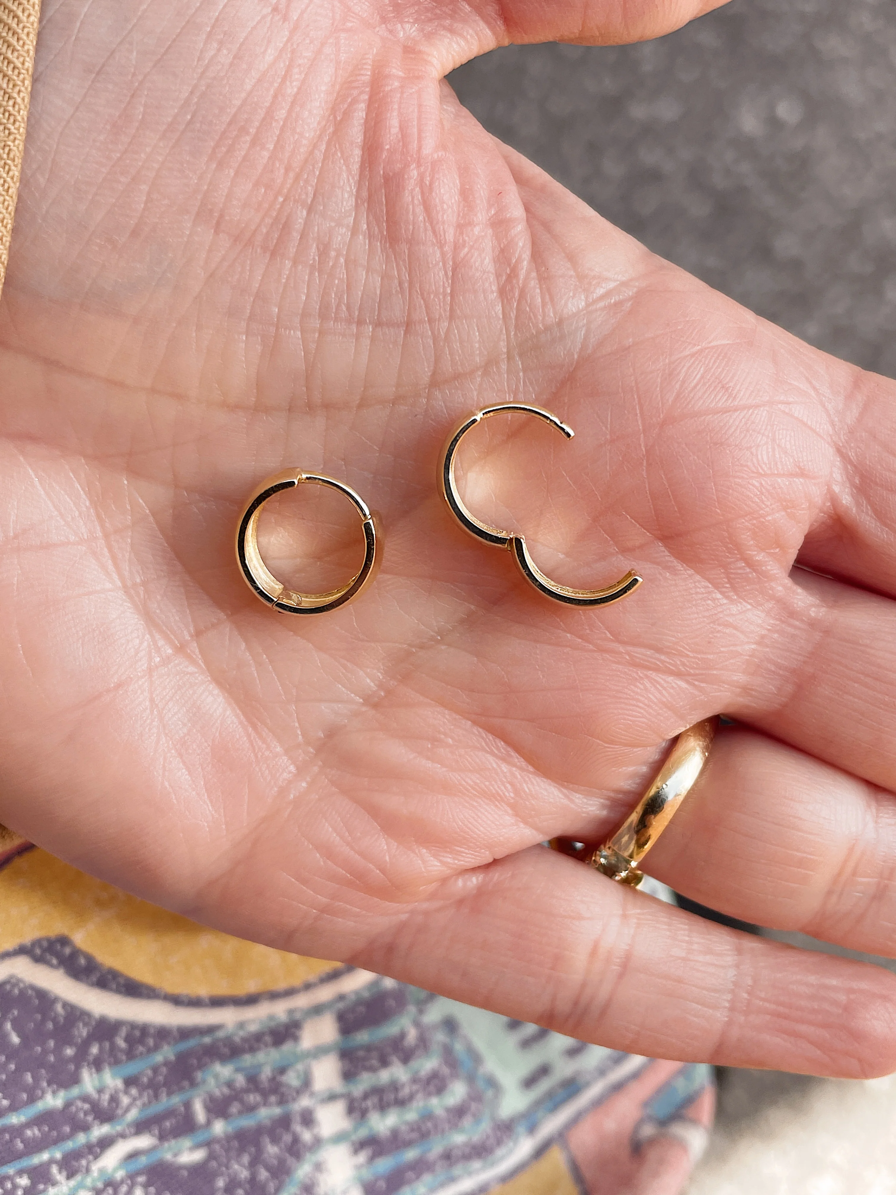 10k Yellow Gold Tiffany Huggies - Image 4