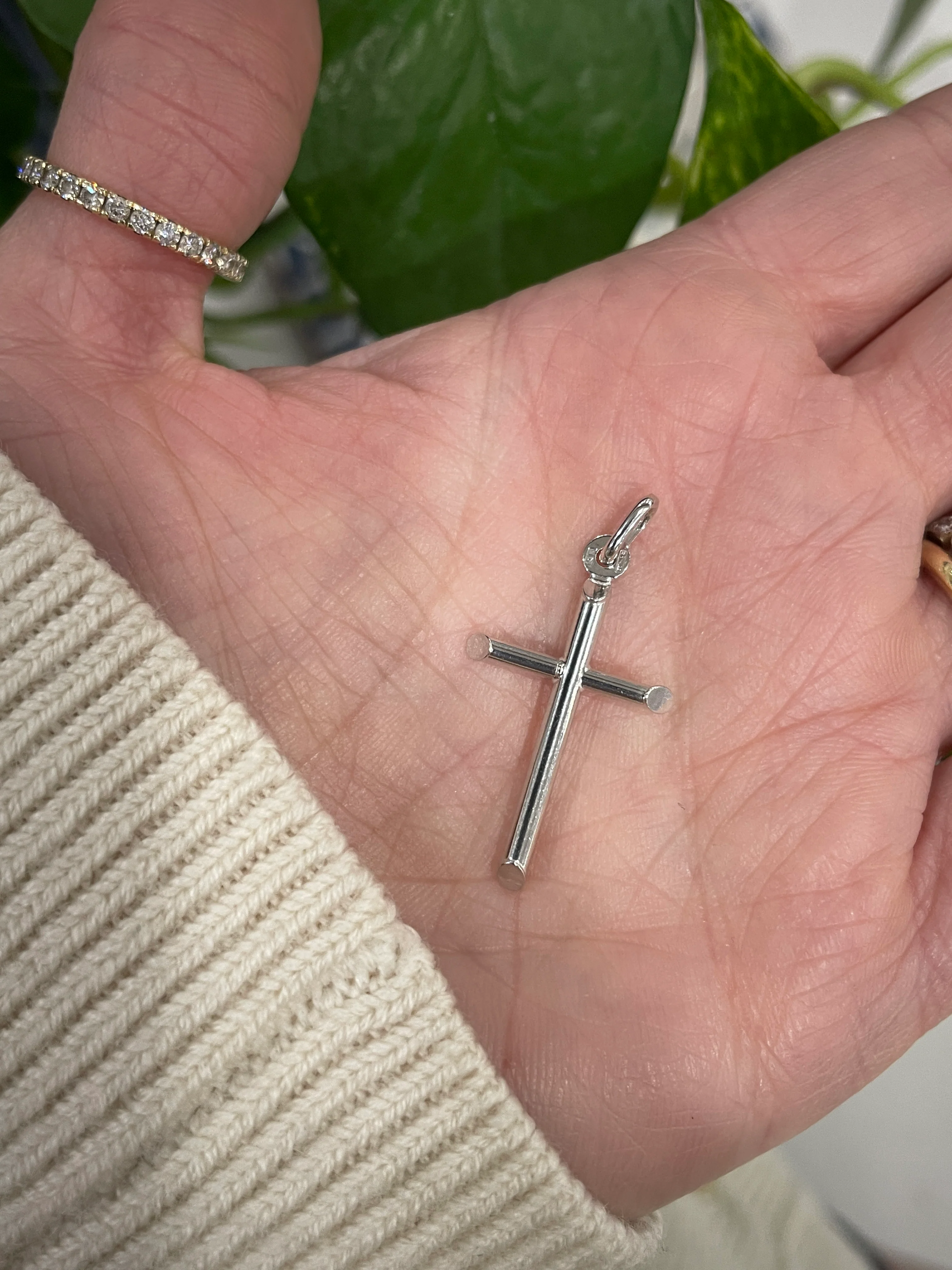 10k White Gold Bevelled Cross Pendant - Image 2