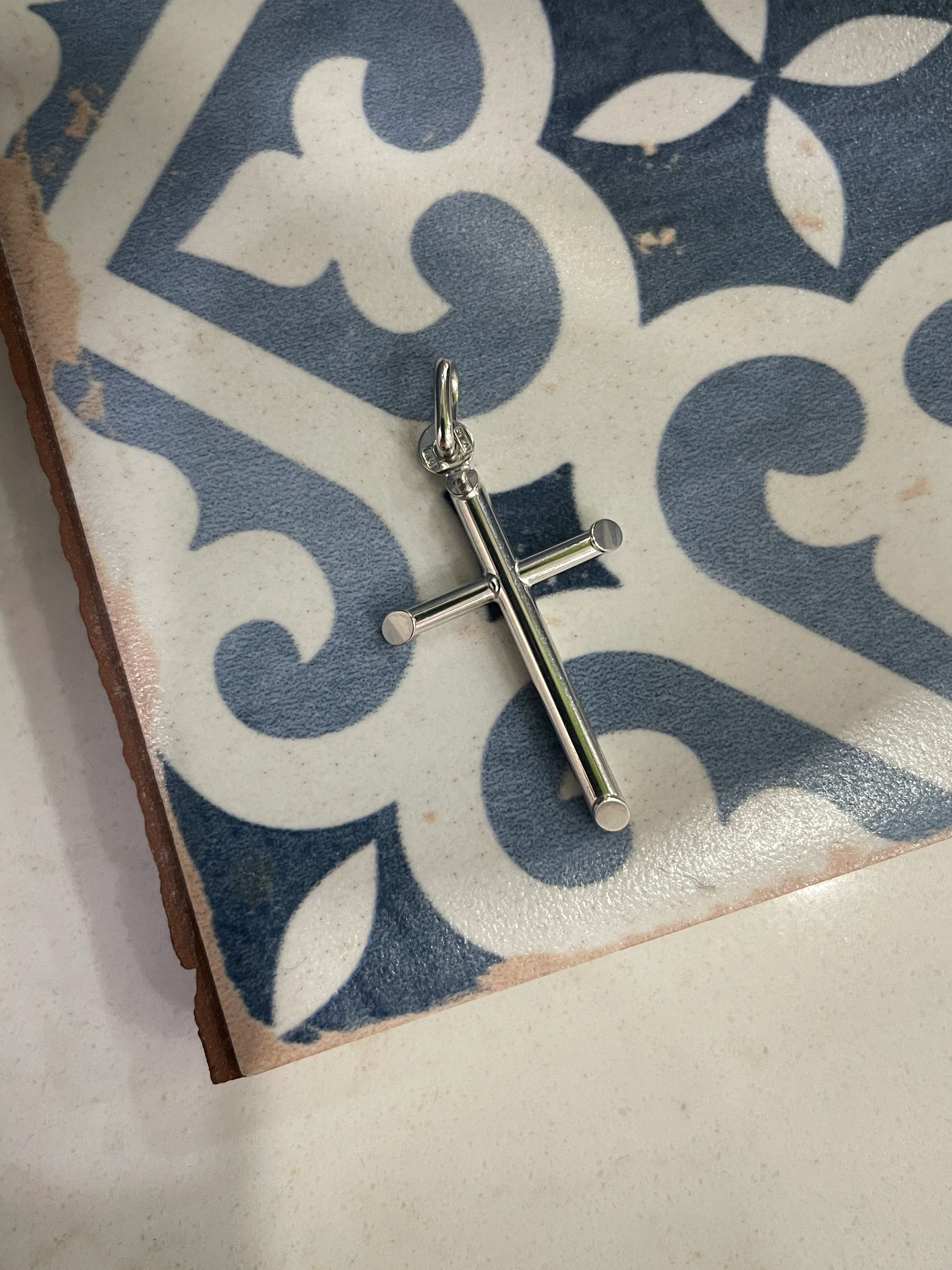 10k White Gold Bevelled Cross Pendant - Image 4