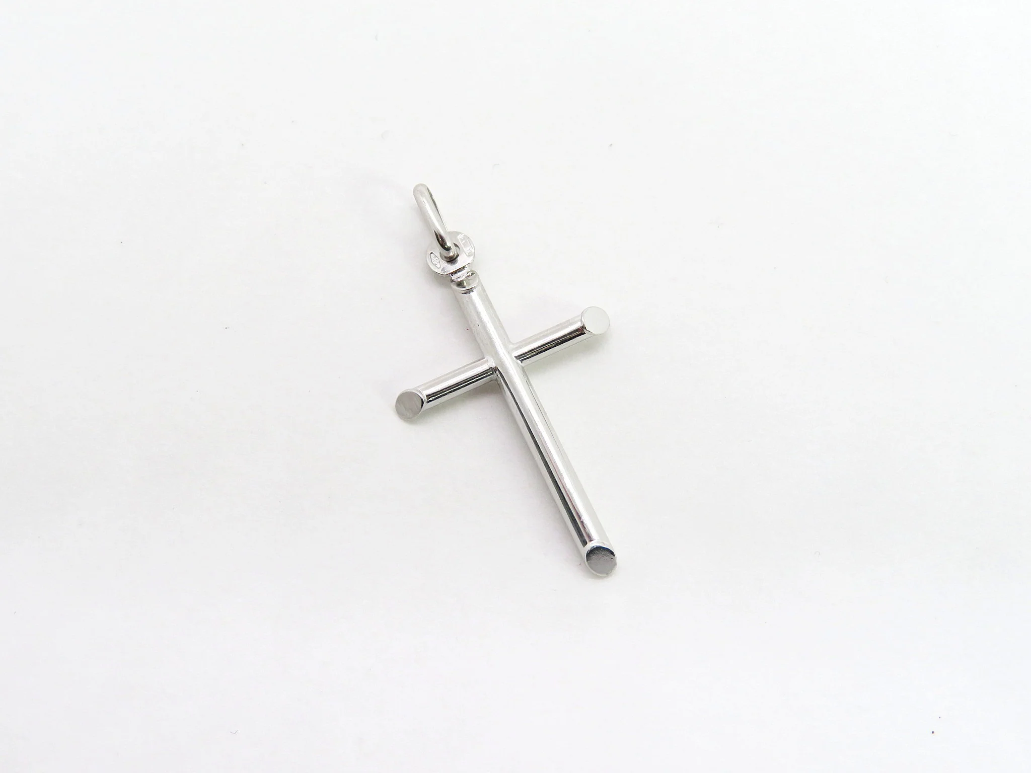 10k White Gold Bevelled Cross Pendant - Image 5