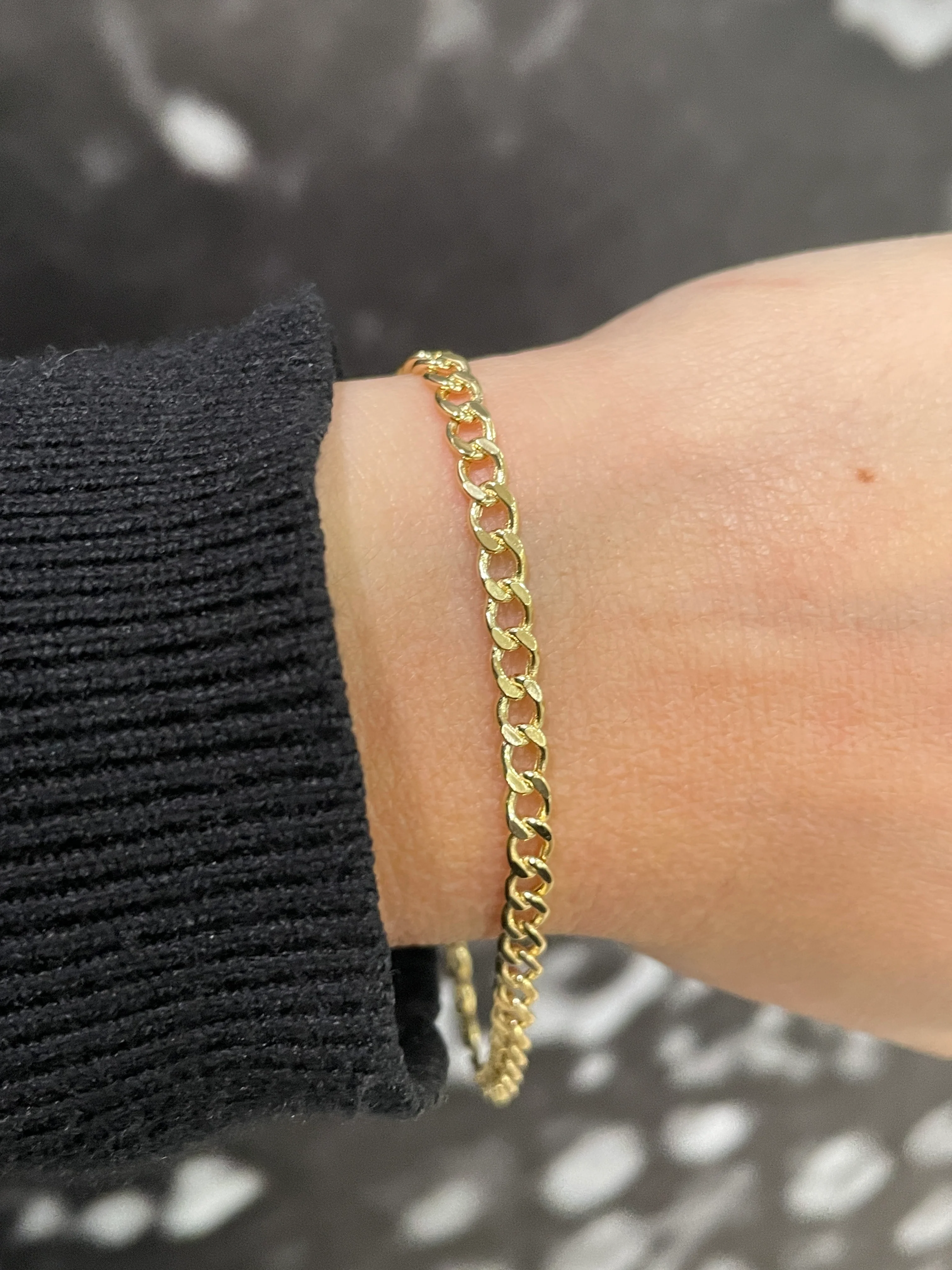 10k Yellow Gold Hollow Curb Bracelet - Image 2