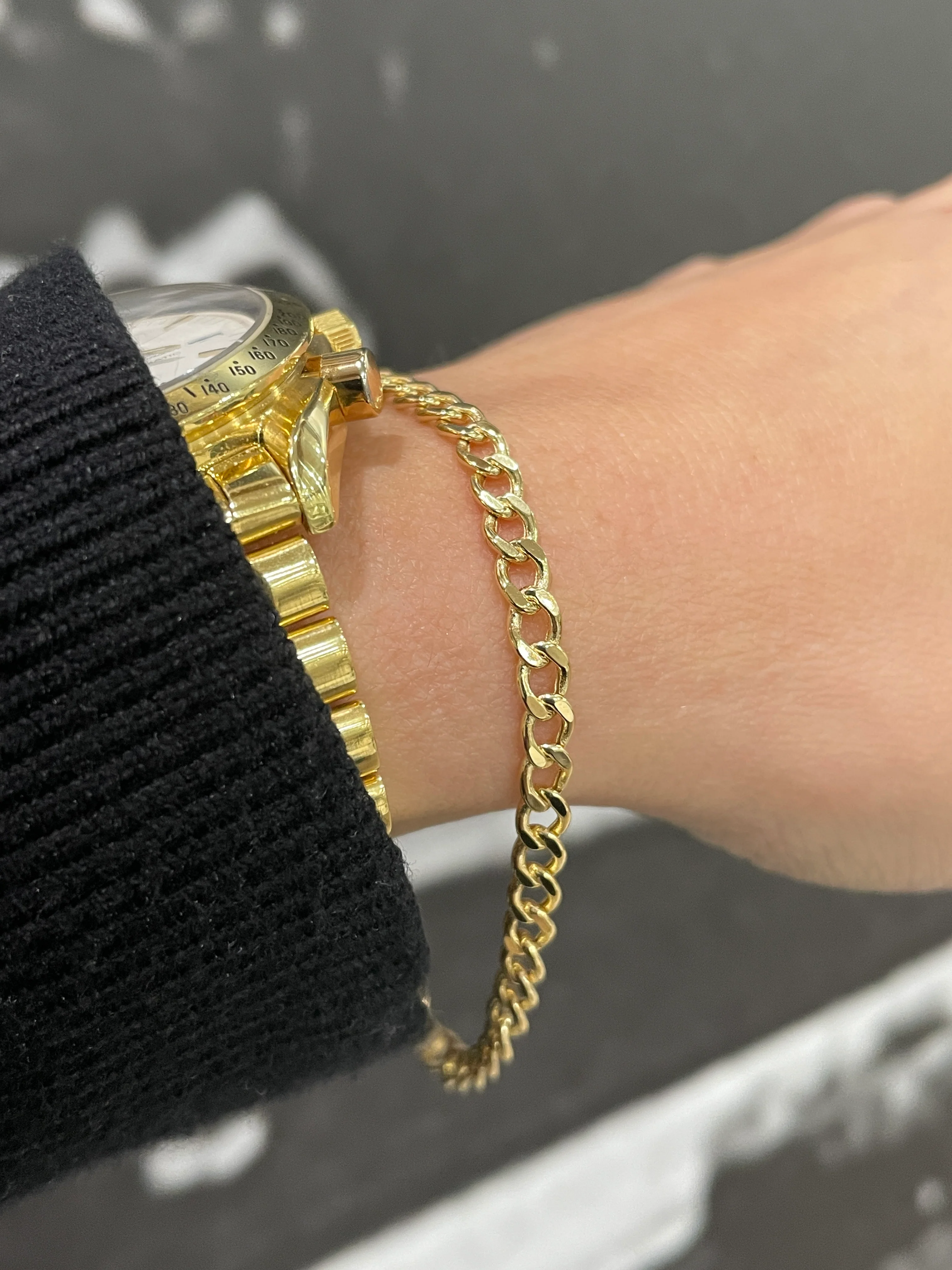 10k Yellow Gold Hollow Curb Bracelet - Image 5