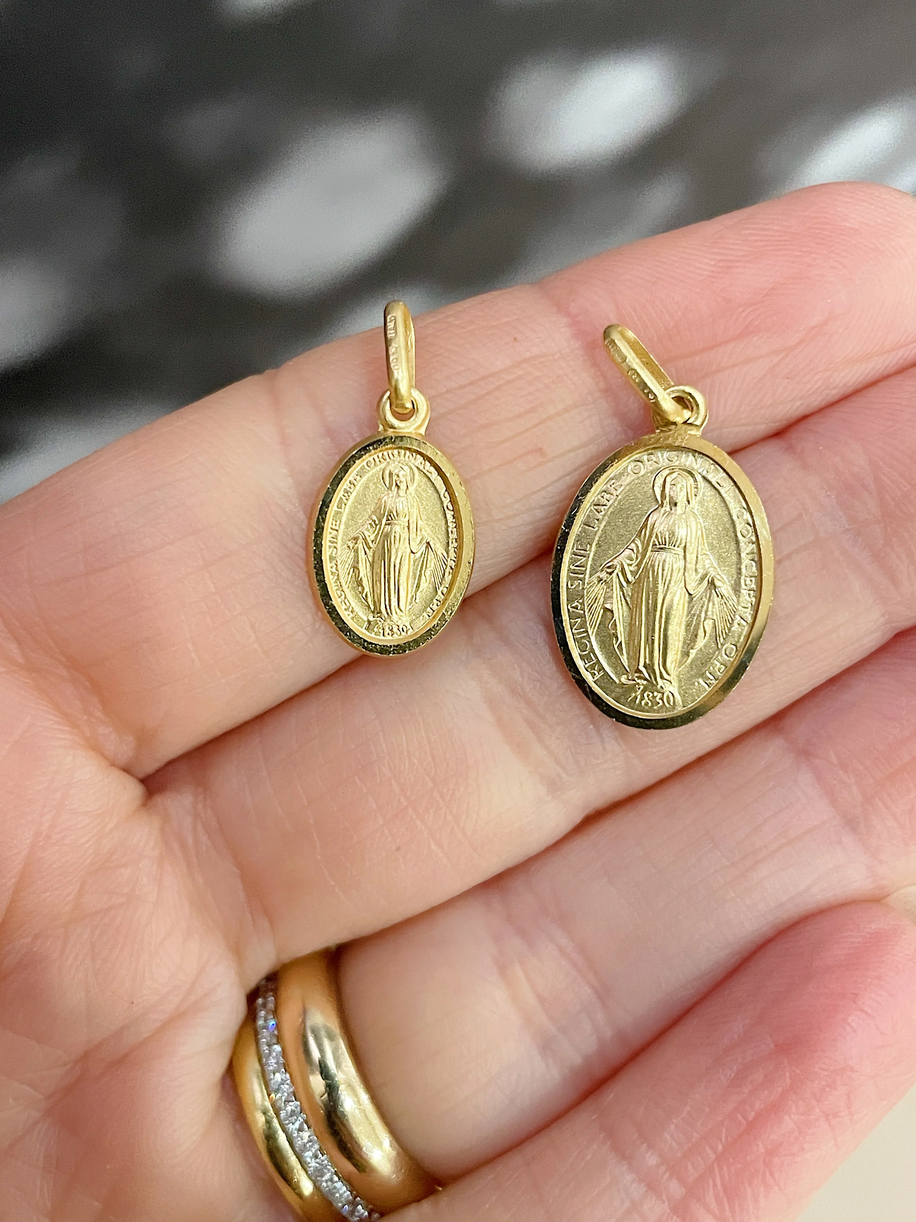10k Yellow Gold Our Lady of Grace Medal - Image 4