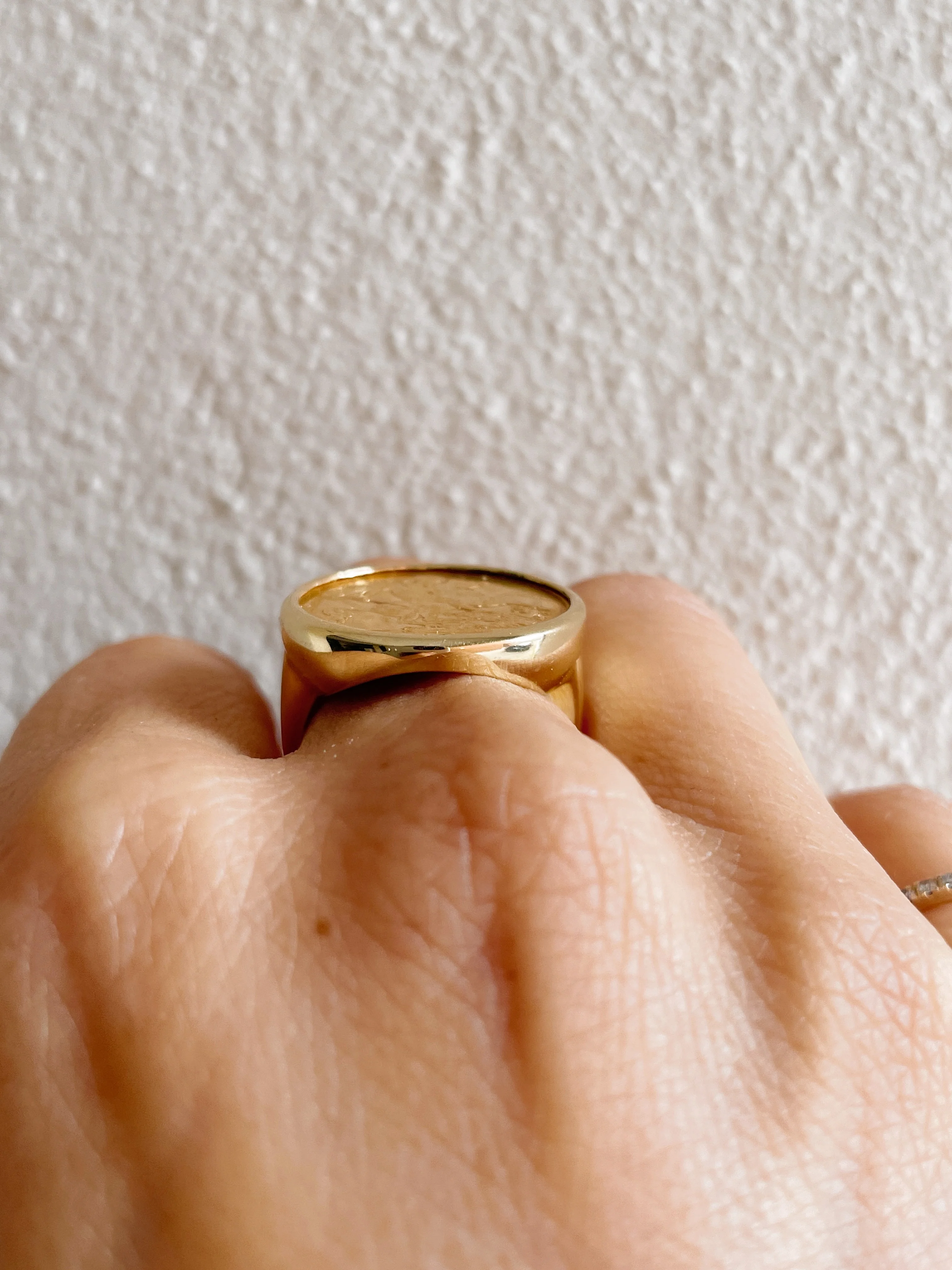 14k Yellow Gold Half Sovereign Coin Ring - Image 3