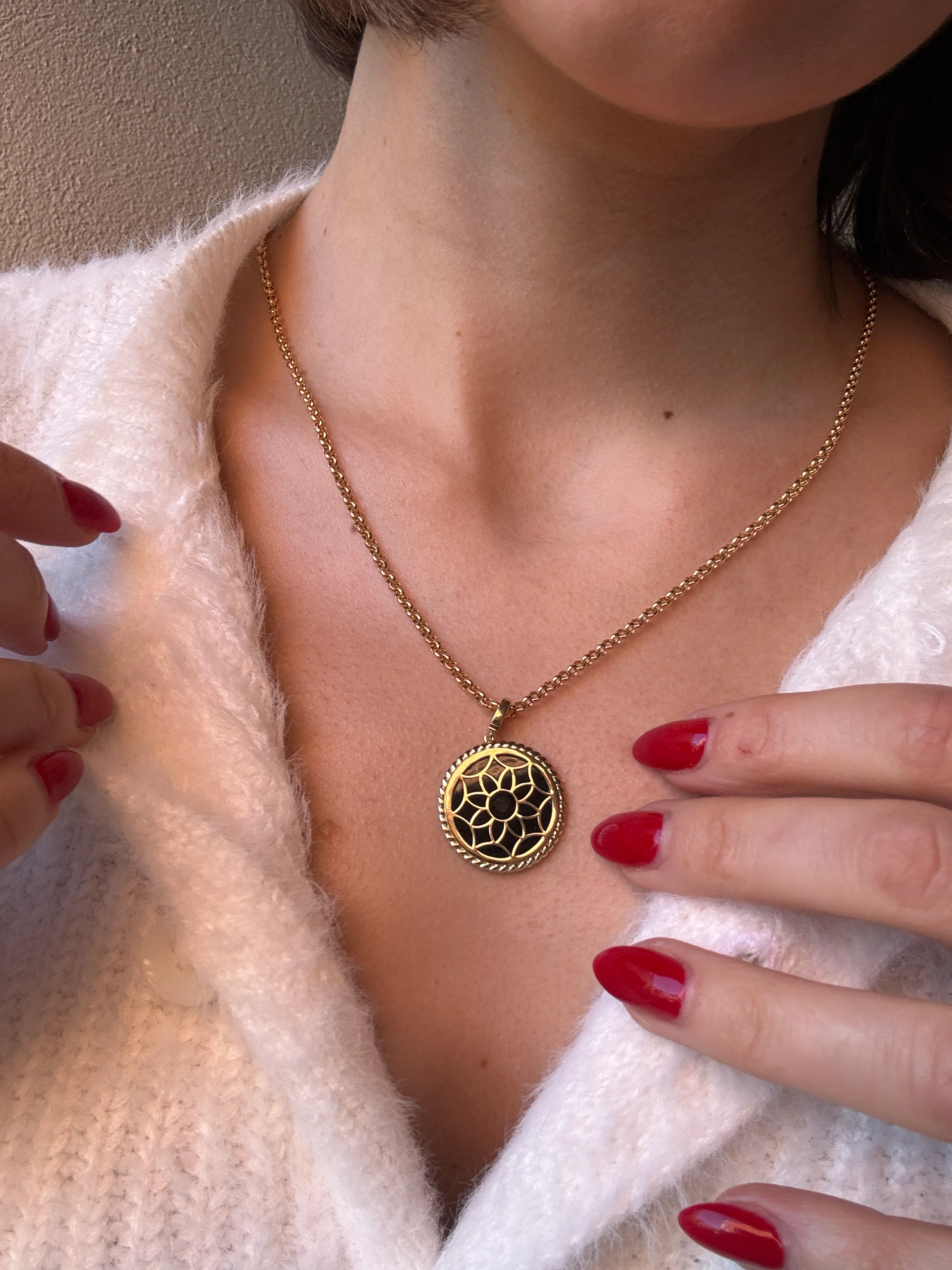 14k Yellow Gold Black Agate Medallion - Image 2
