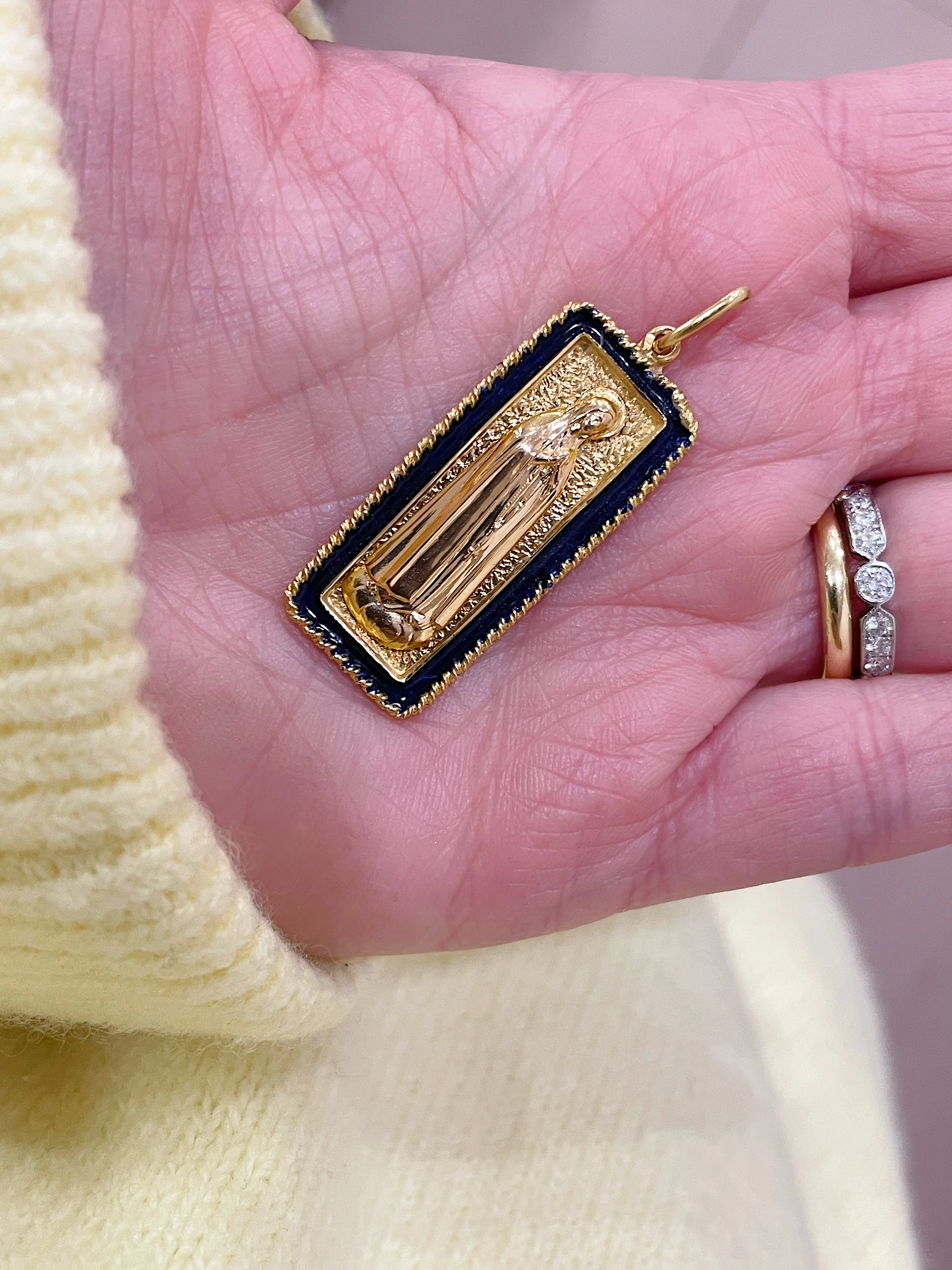 19.25k Yellow Gold Vintage Fatima Pendant - Image 4