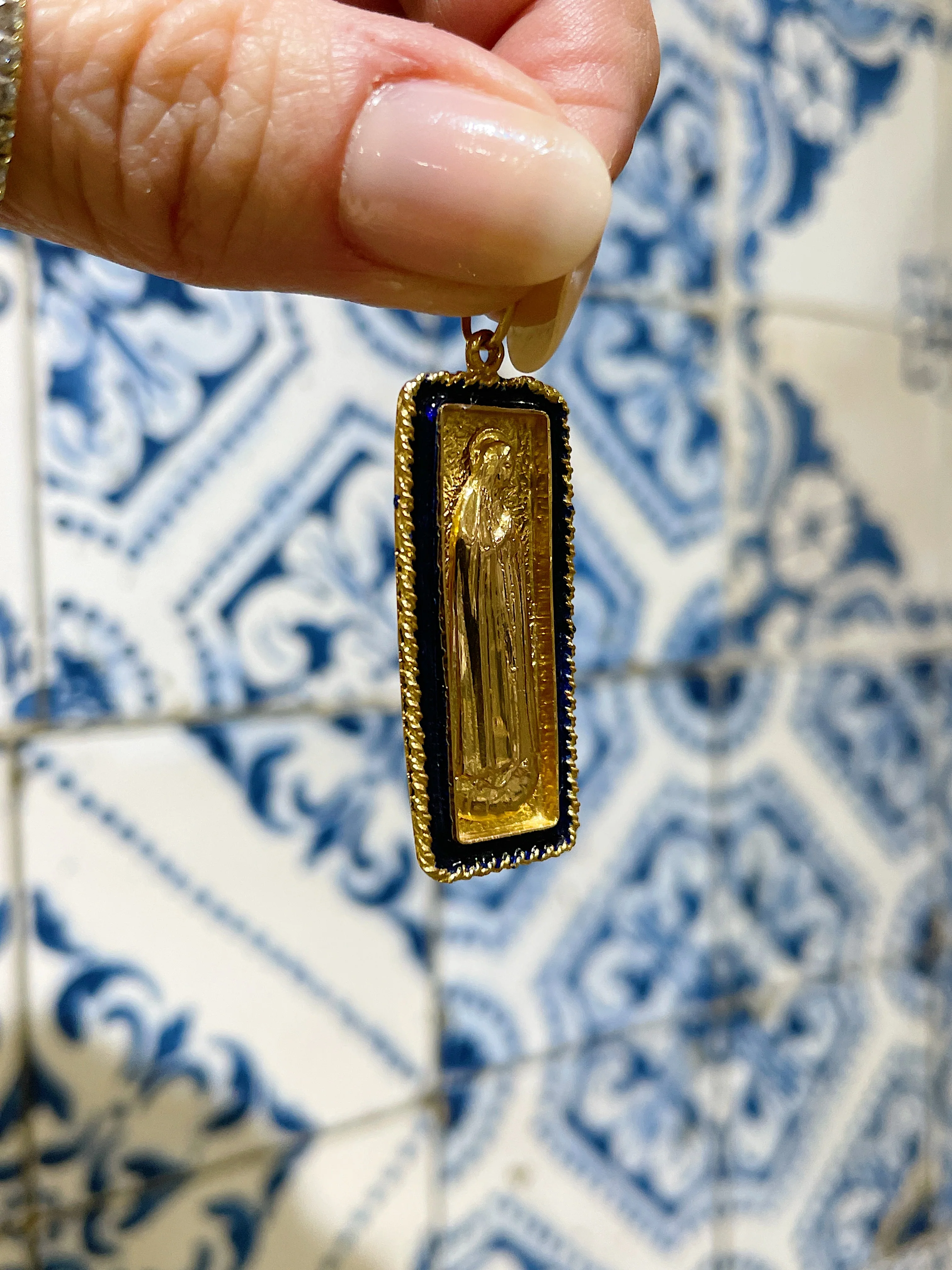 19.25k Yellow Gold Vintage Fatima Pendant - Image 6