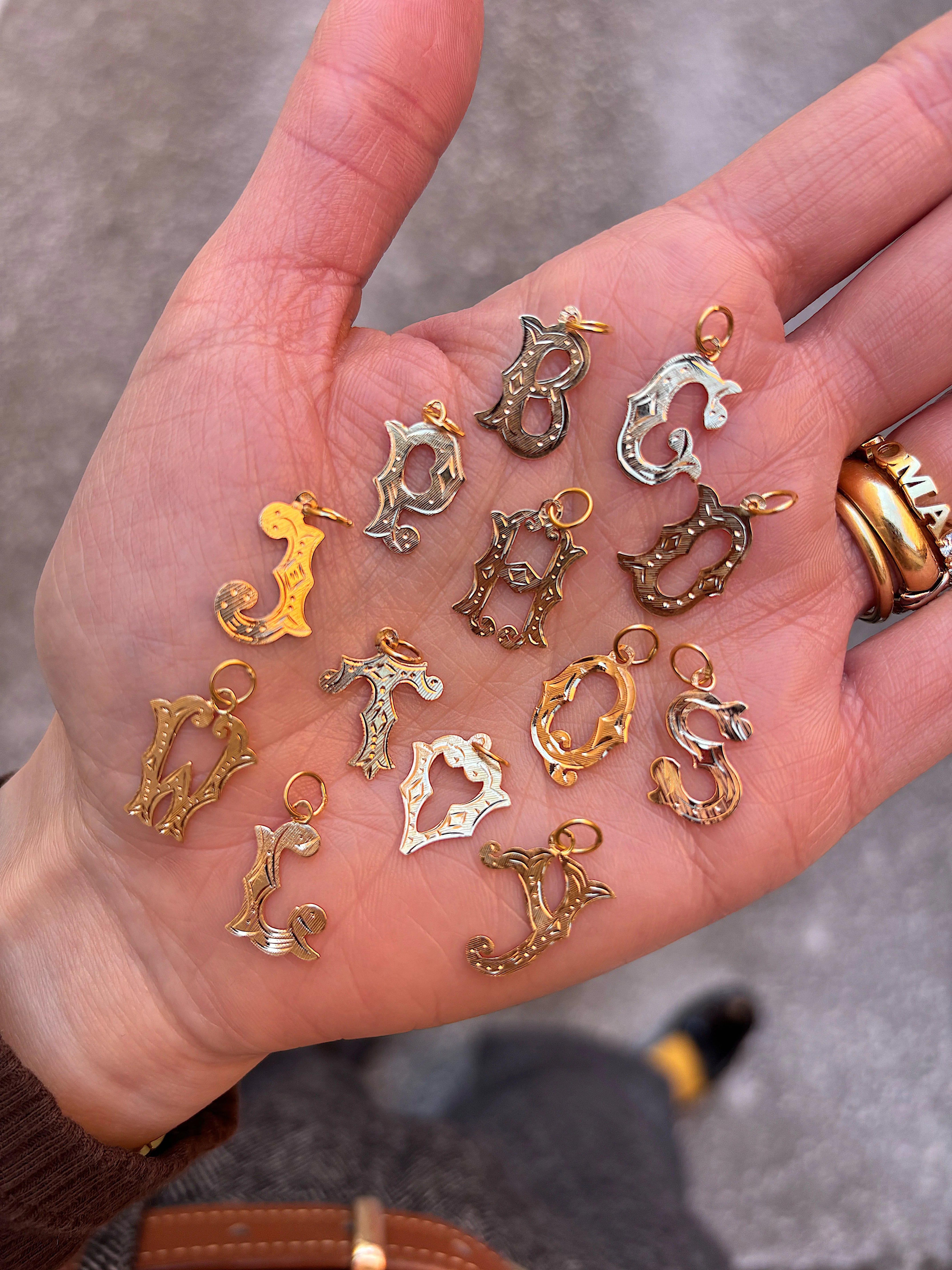 19.25k Yellow Gold Antique Etched Initials - Image 3