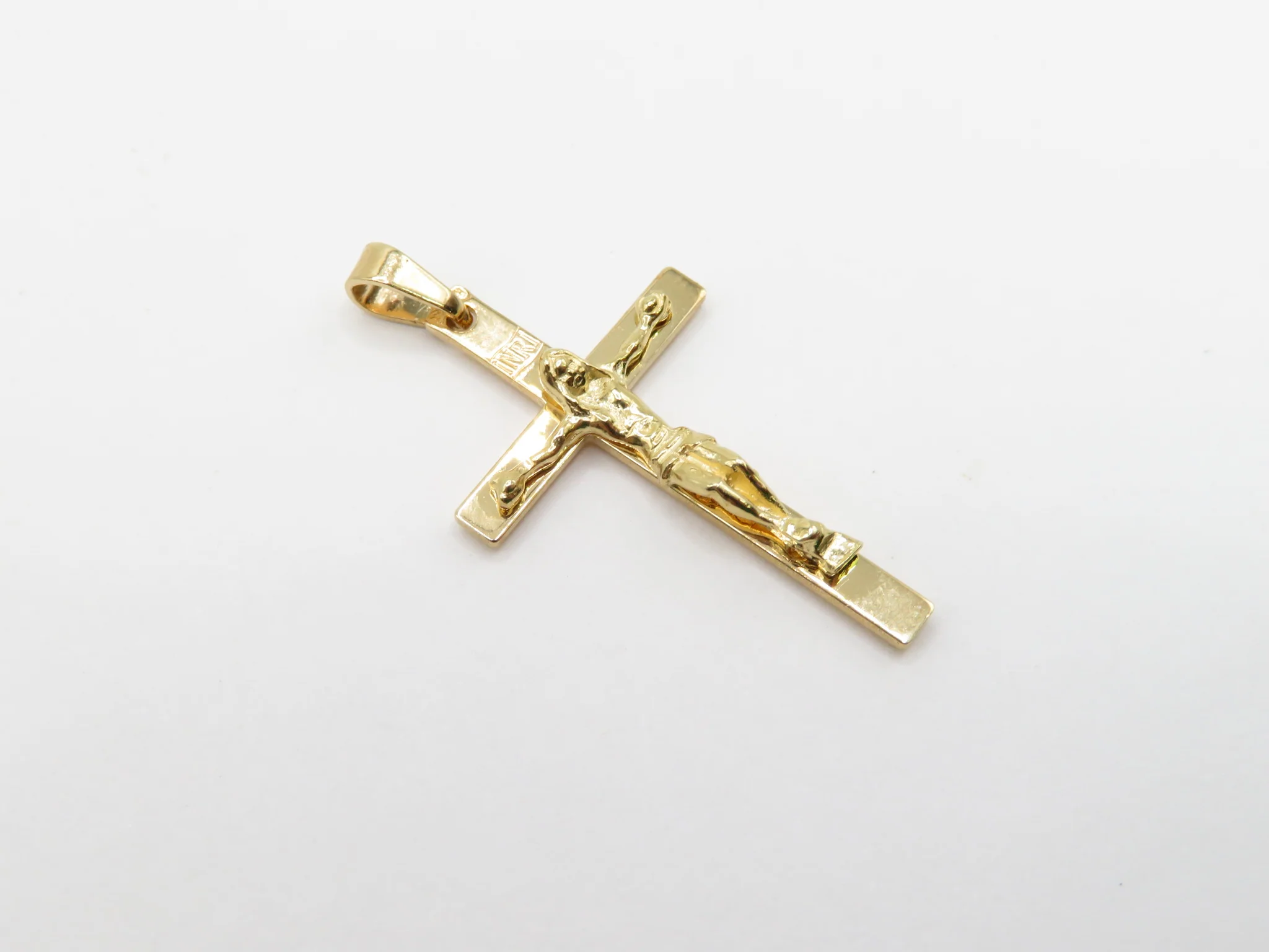 19.25k Yellow Gold Classic Solid Crucifix