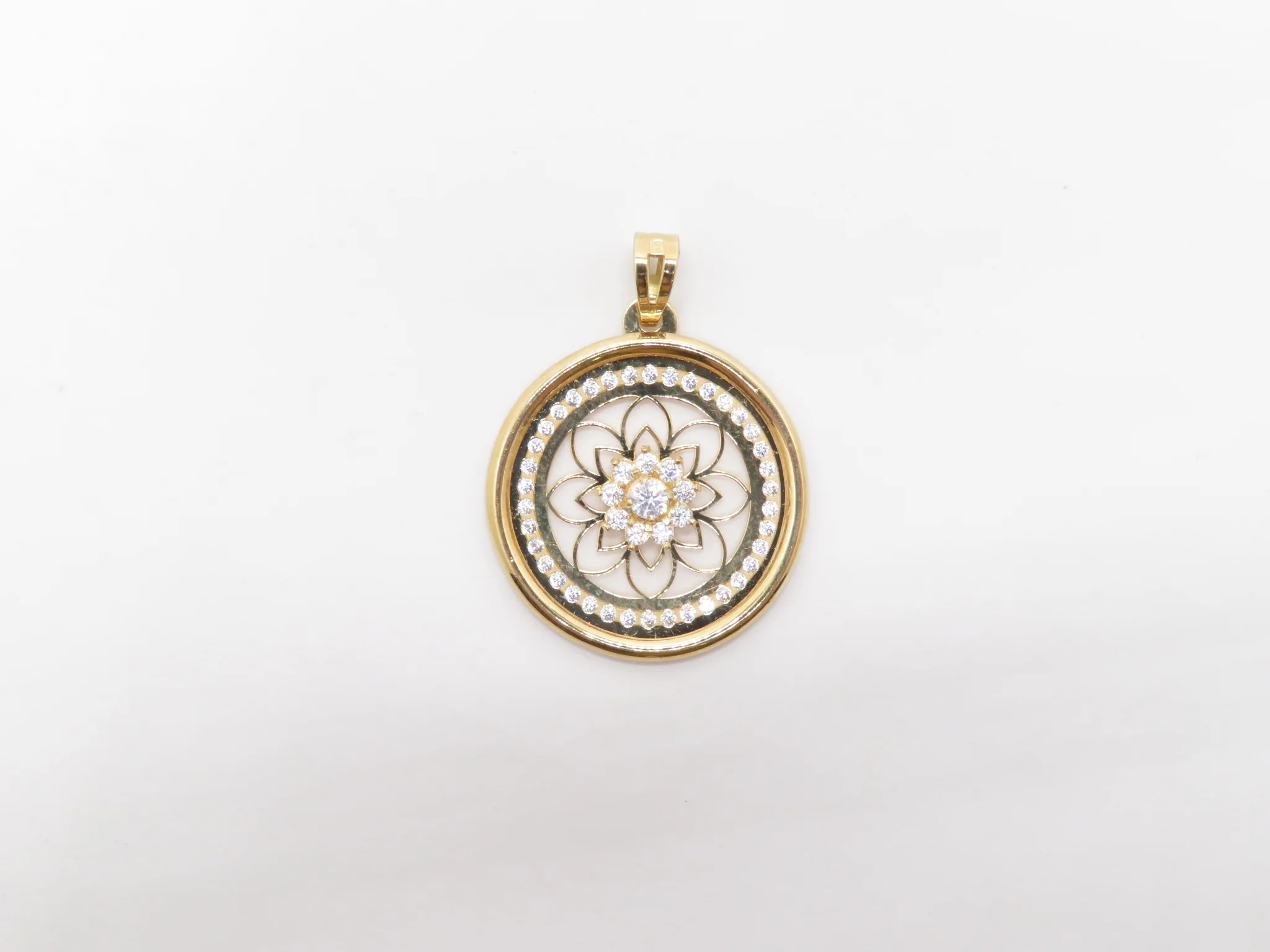 19.25k Yellow Gold Cluster Floral Pendant