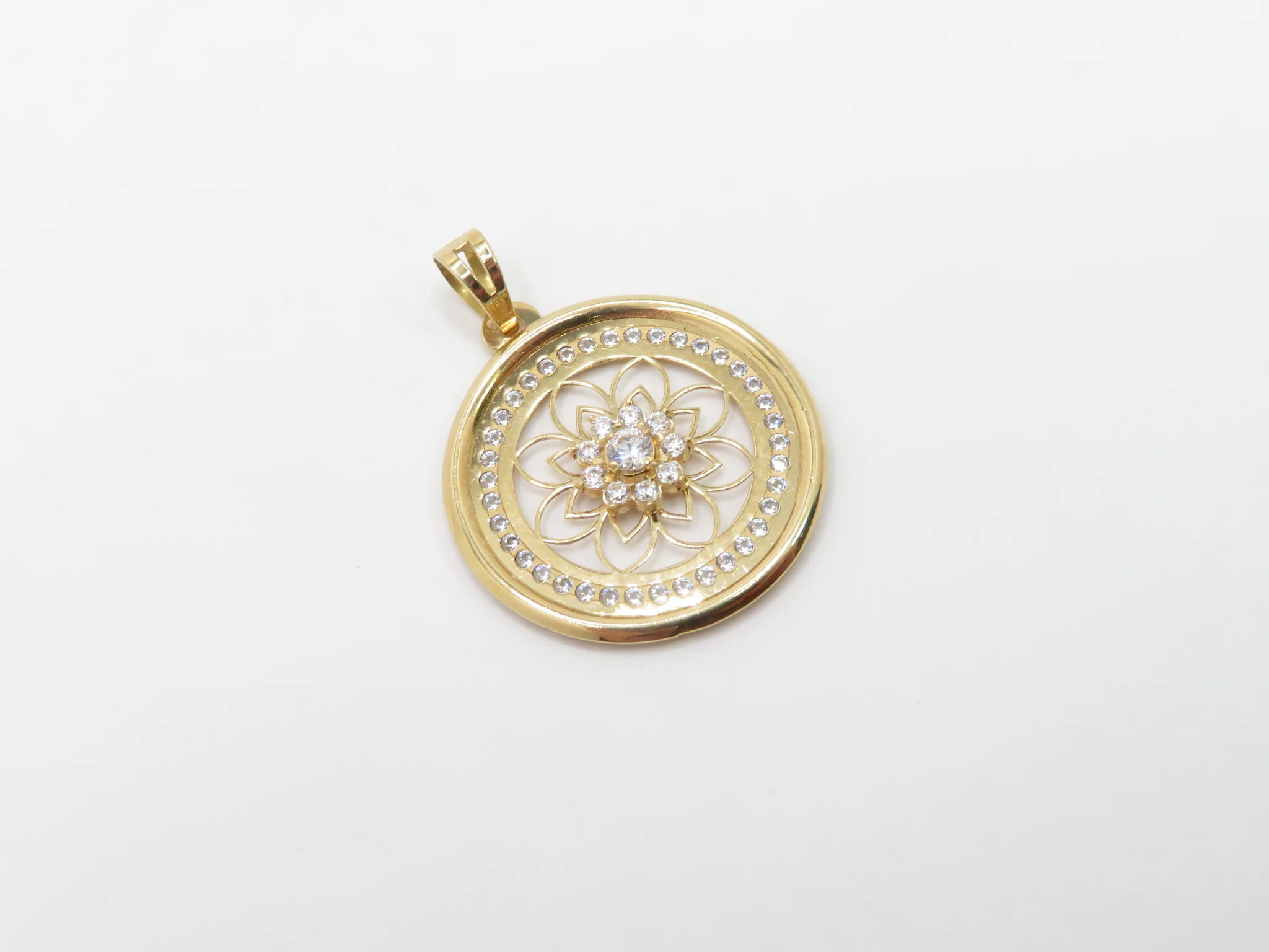 19.25k Yellow Gold Cluster Floral Pendant - Image 3
