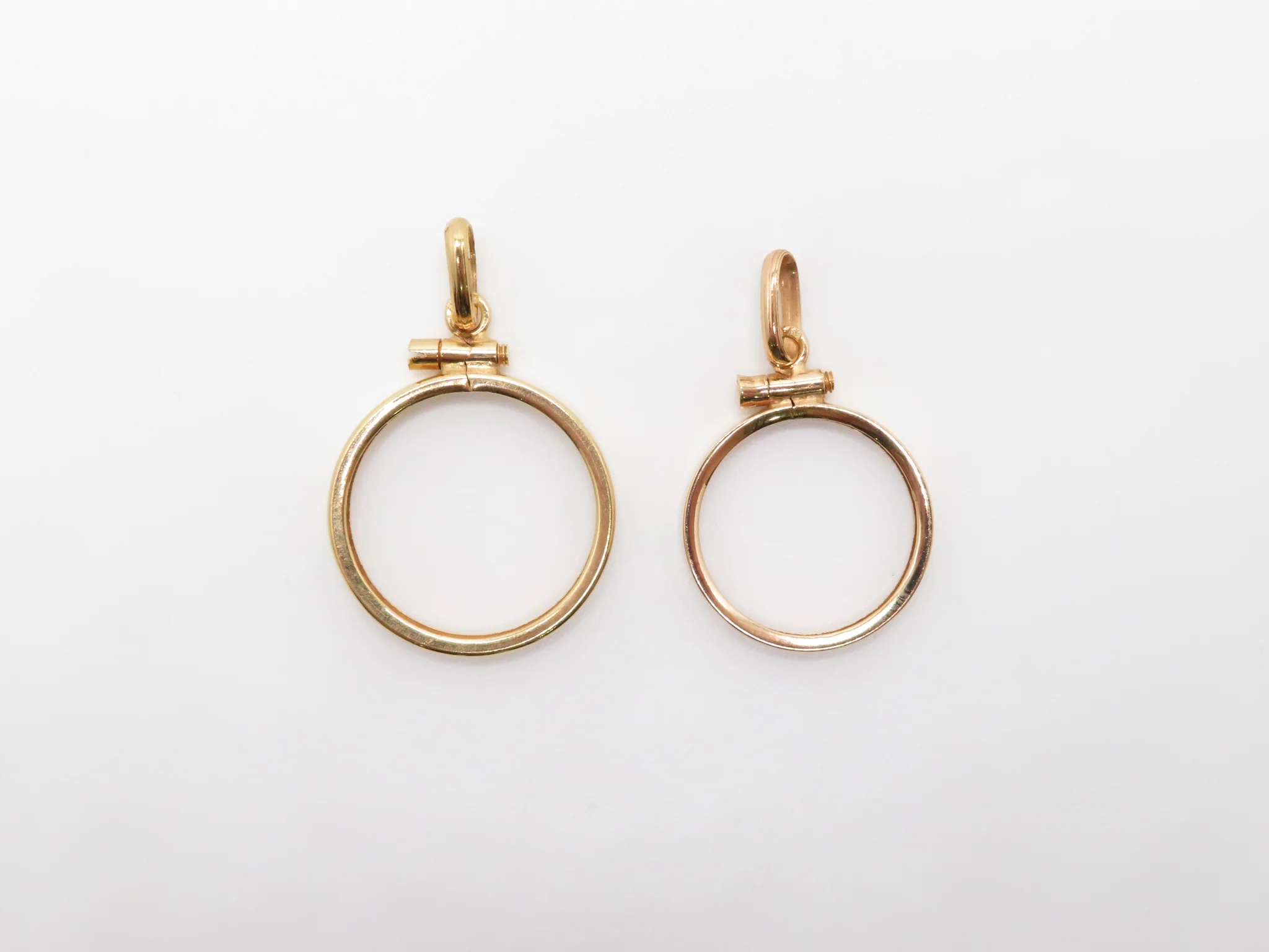 19.25k Yellow Gold Coin Frame Pendant - Image 4