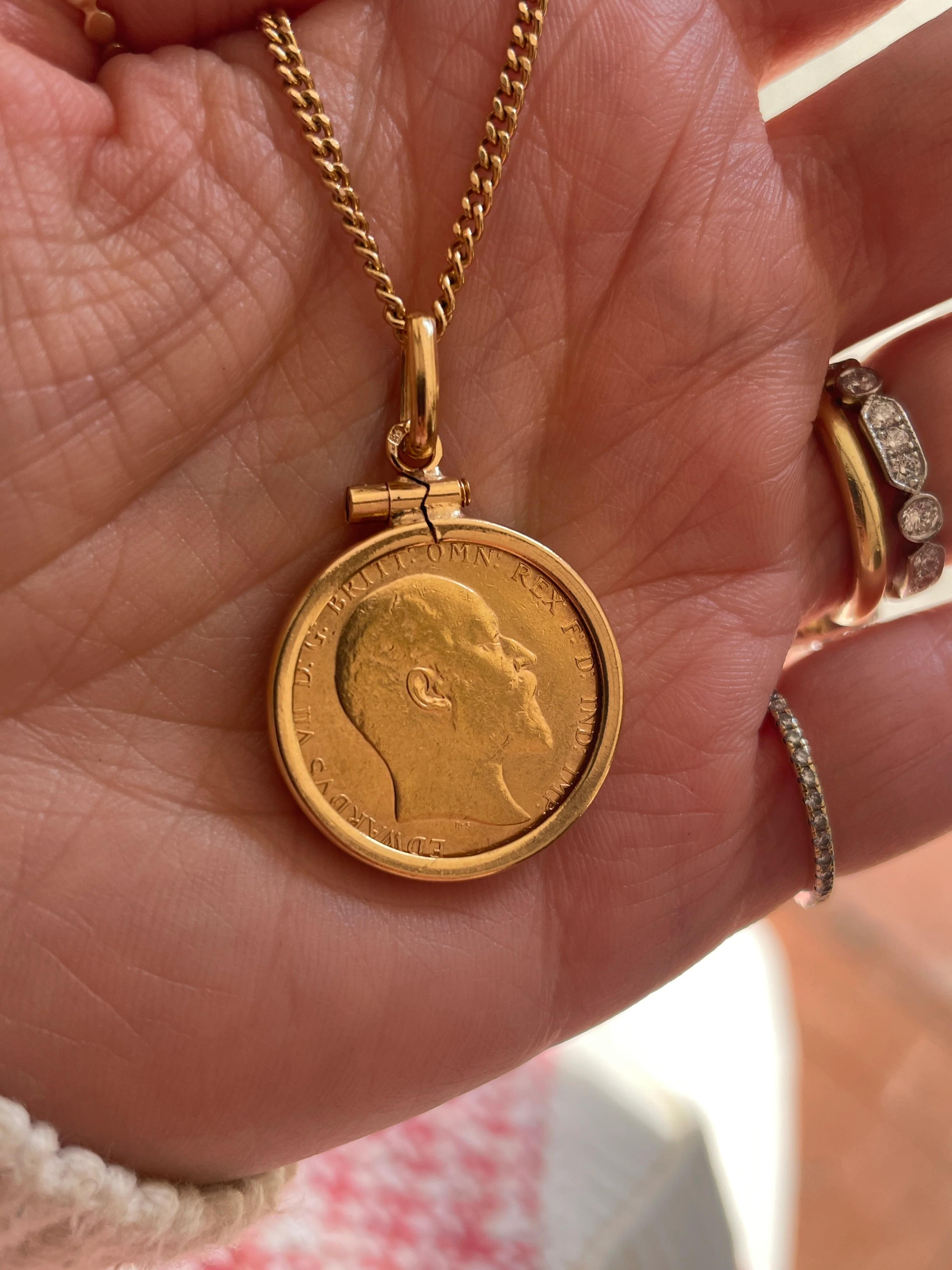 19.25k Yellow Gold Coin Frame Pendant - Image 8
