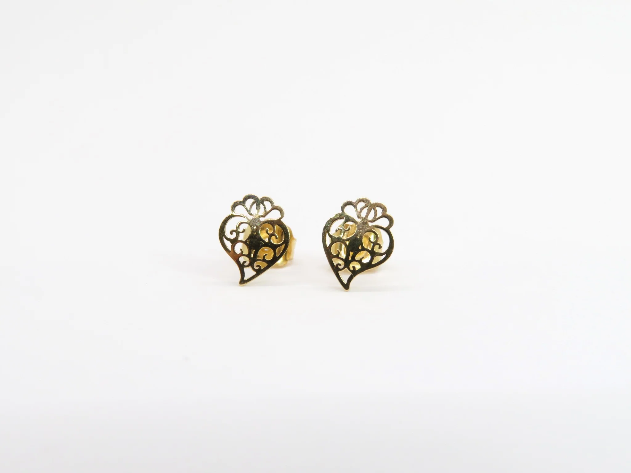 19.25k Yellow Gold Cutout Heart of Viana Studs