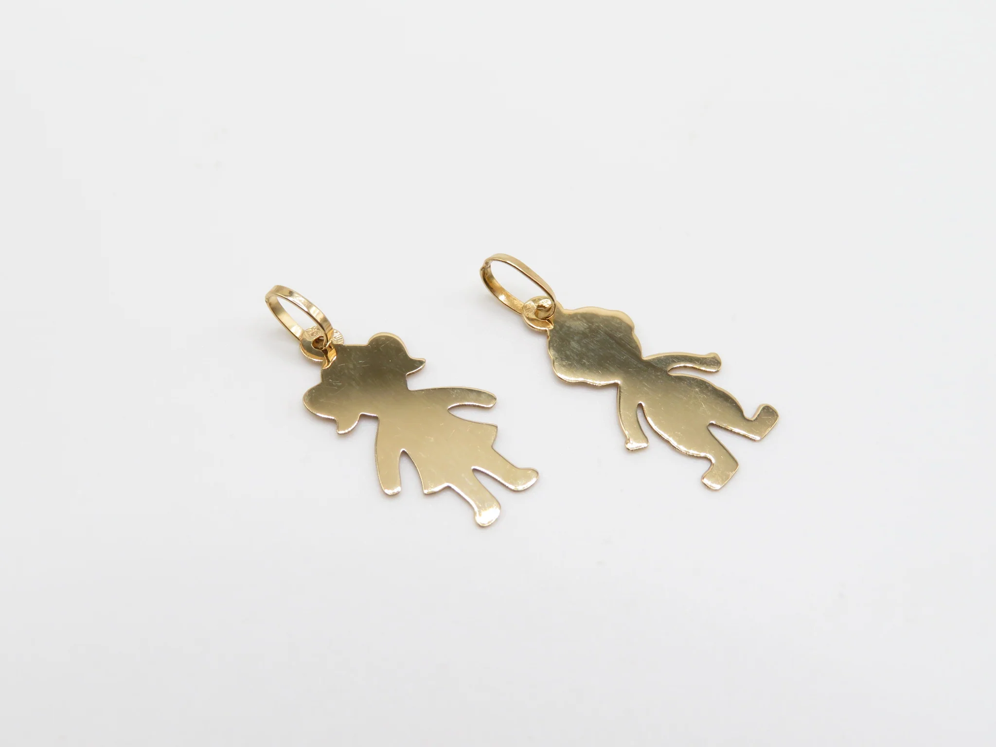 19.25k Yellow Gold Children Cutout Pendant - Image 5