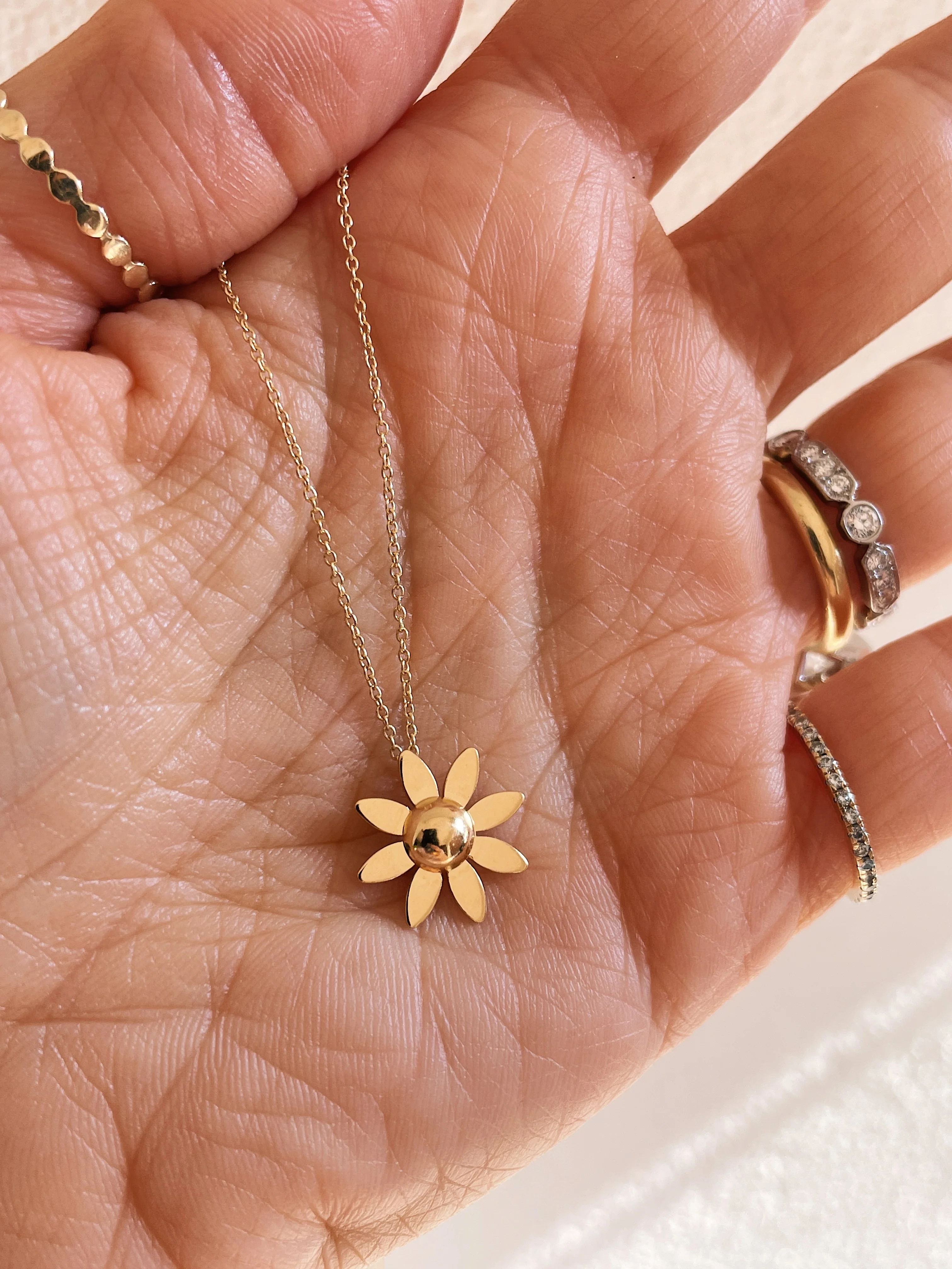 19.25k Yellow Gold Daisy Necklace - Image 4