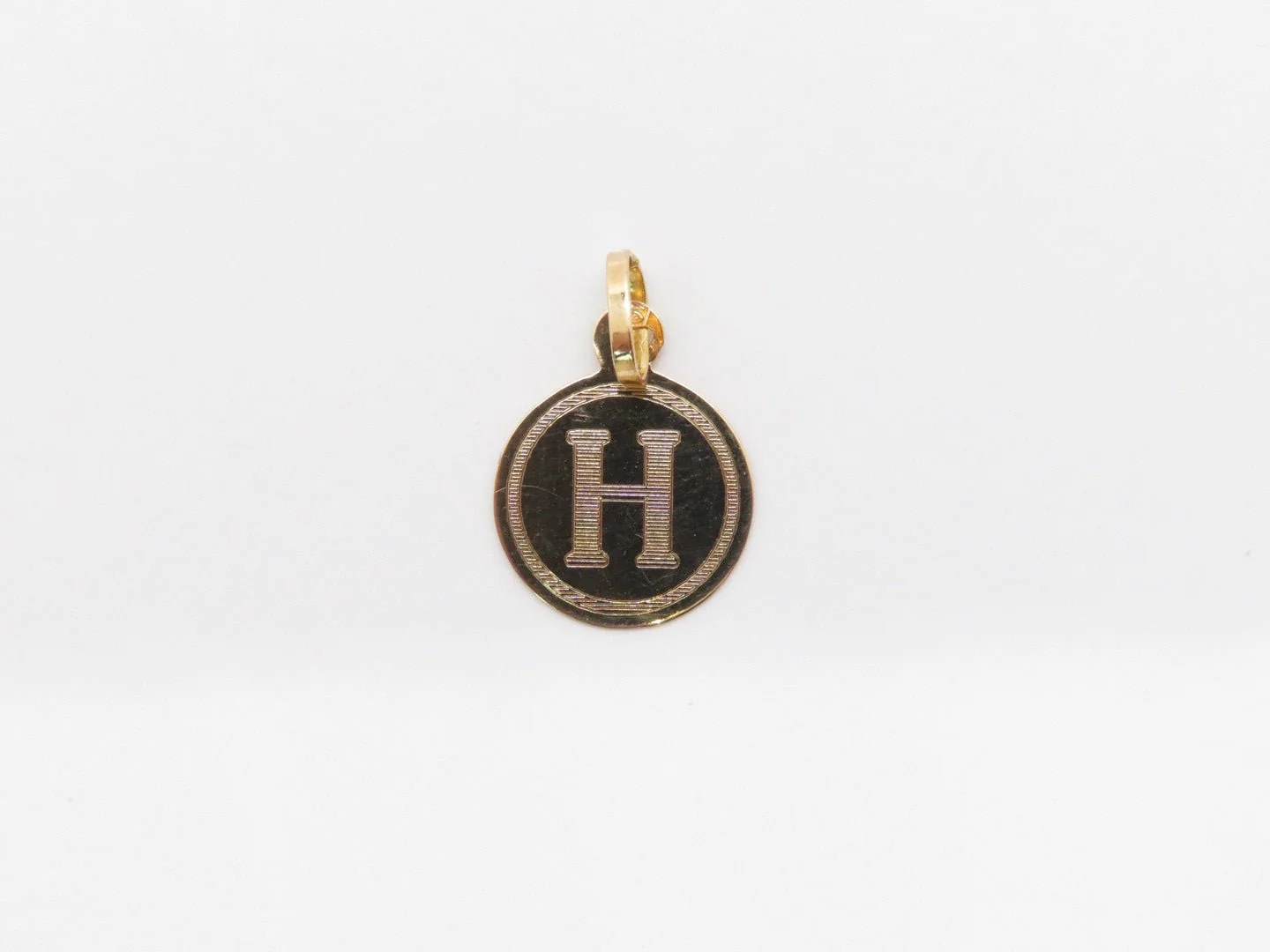 19.25k Yellow Gold Engraved Monogram Pendant - Image 11