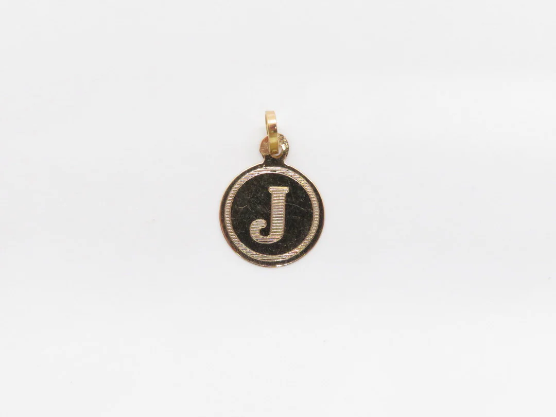 19.25k Yellow Gold Engraved Monogram Pendant - Image 14