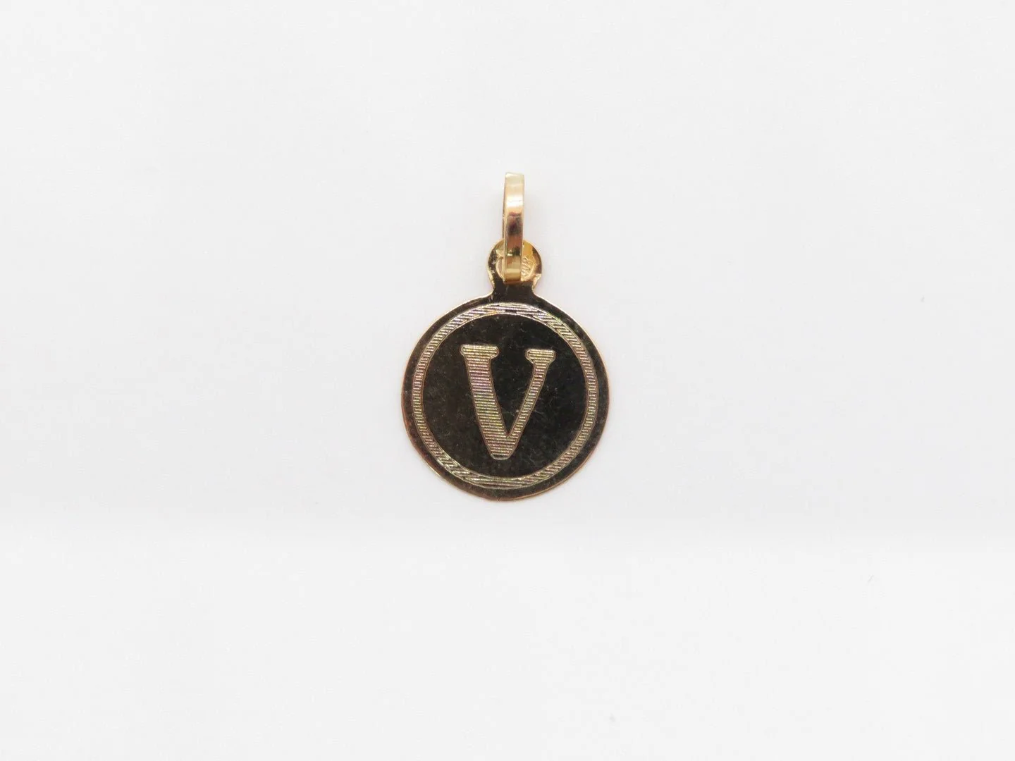 19.25k Yellow Gold Engraved Monogram Pendant - Image 25