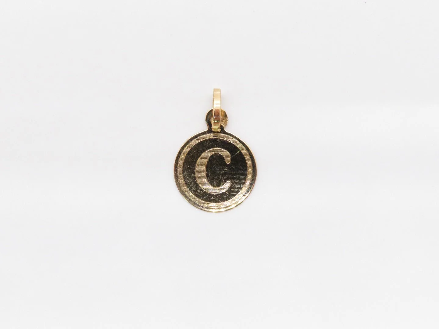 19.25k Yellow Gold Engraved Monogram Pendant - Image 6