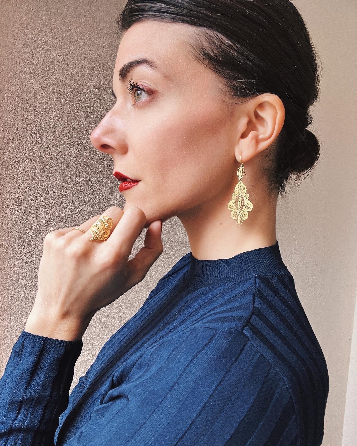 19.25k Yellow Gold Filigree Esmeralda Earrings - Image 2