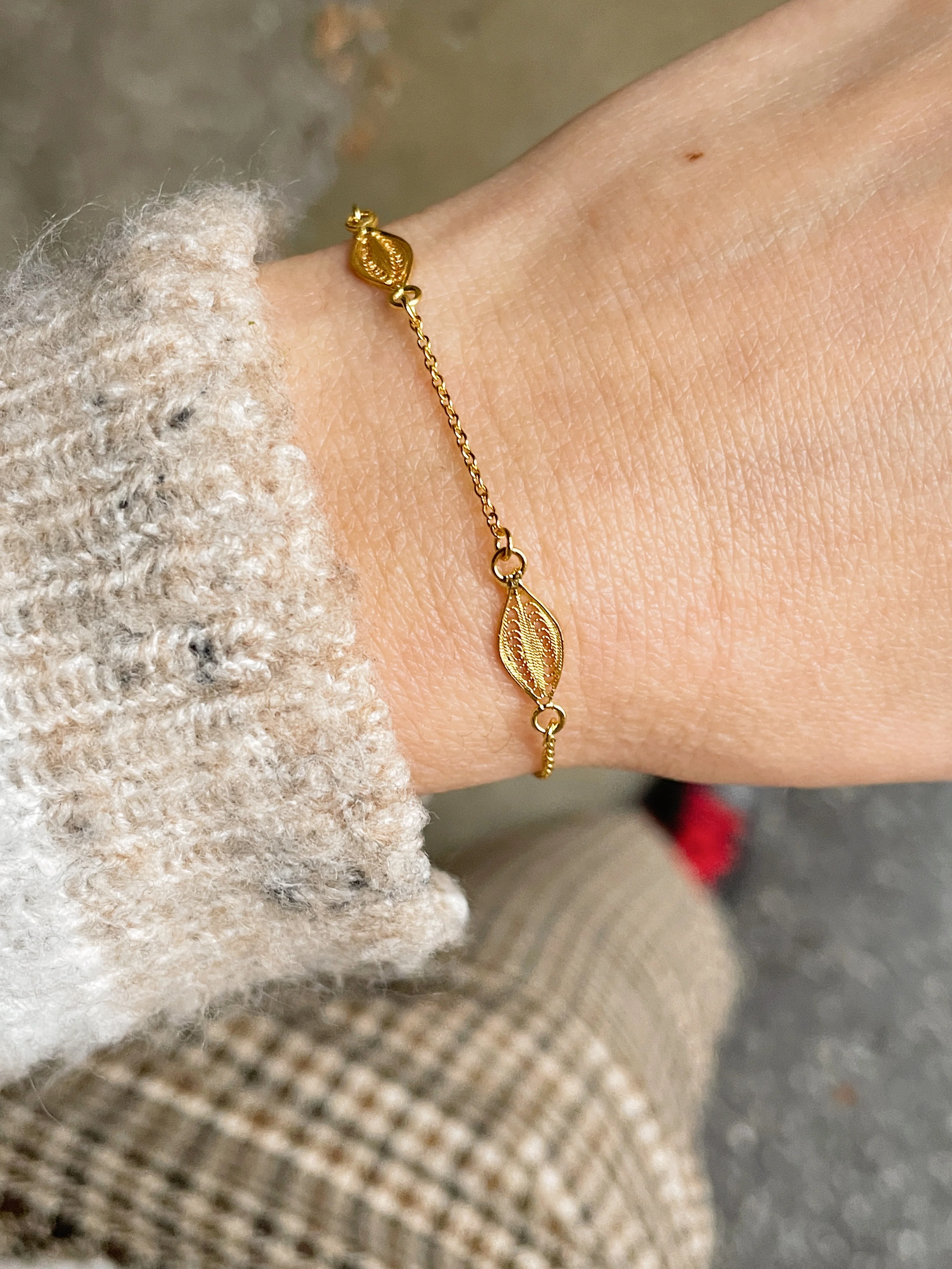19.25k Yellow Gold Filigree Feather Bracelet - Image 2
