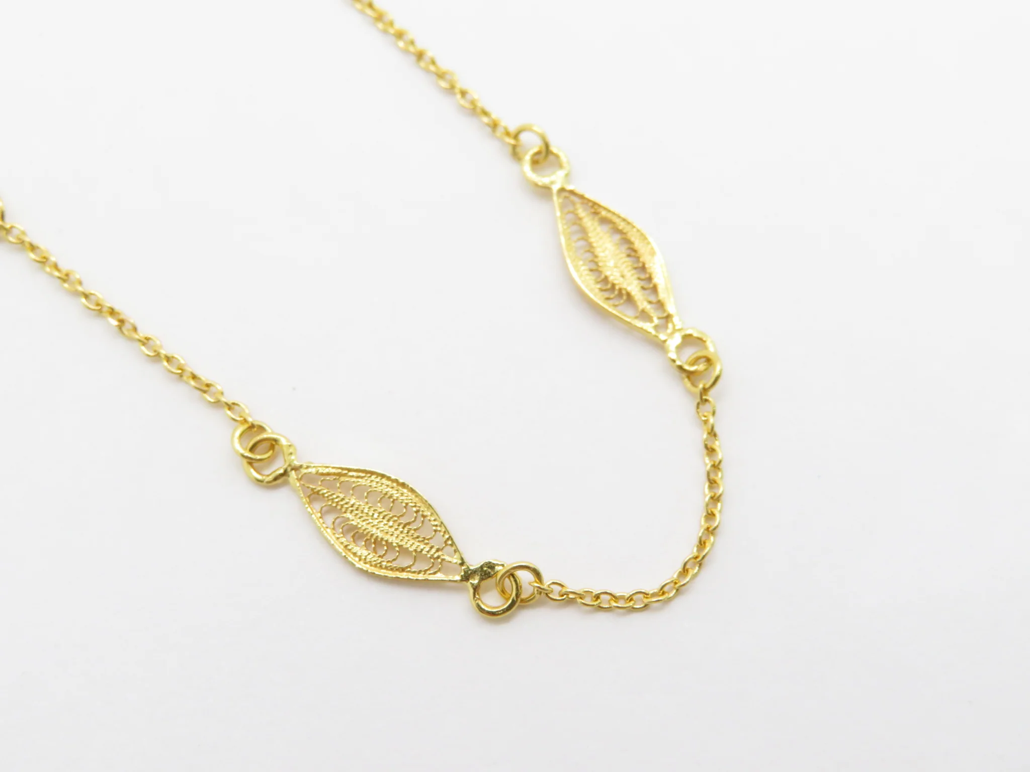 19.25k Yellow Gold Filigree Feather Bracelet - Image 3