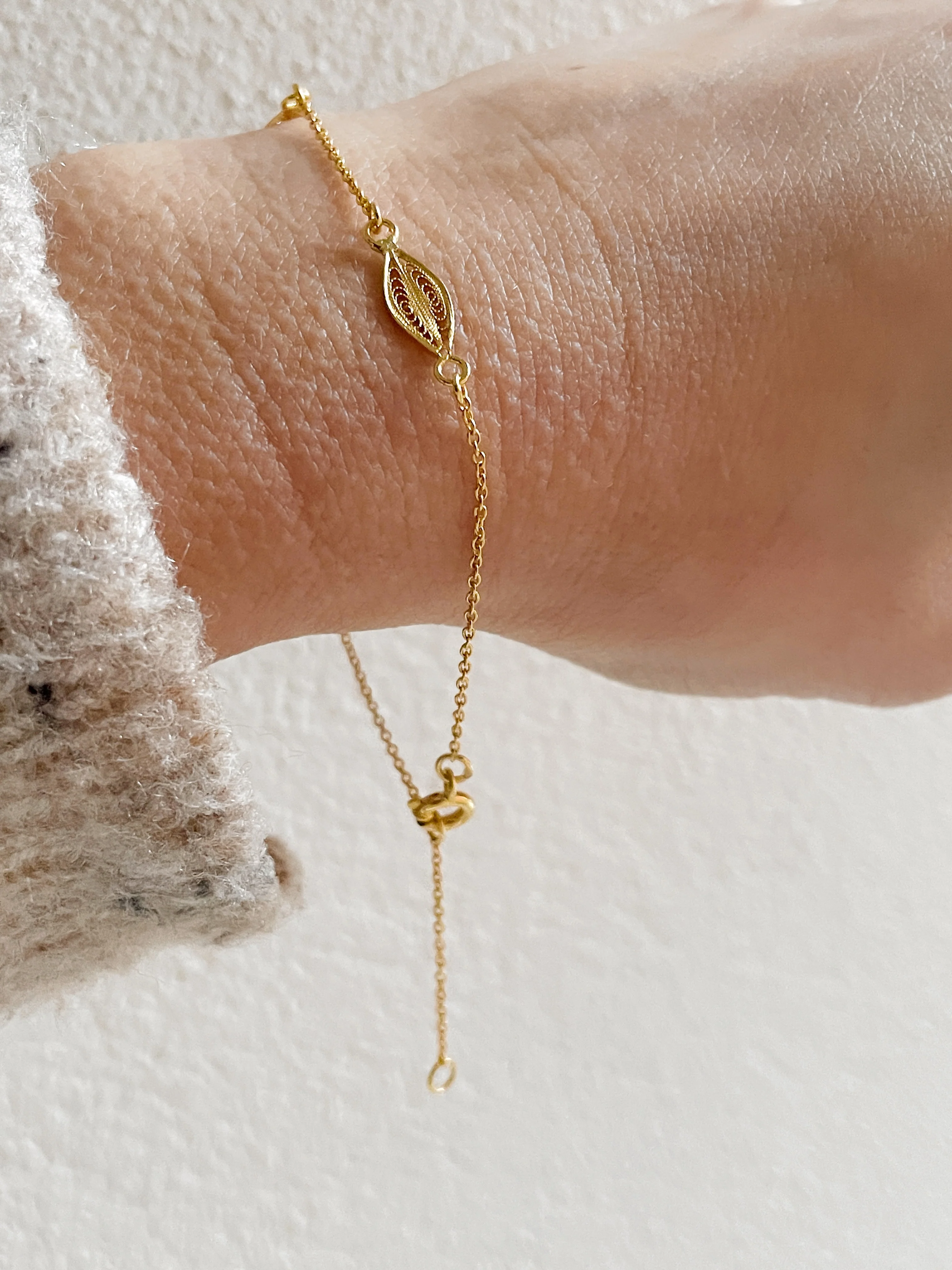 19.25k Yellow Gold Filigree Feather Bracelet - Image 4