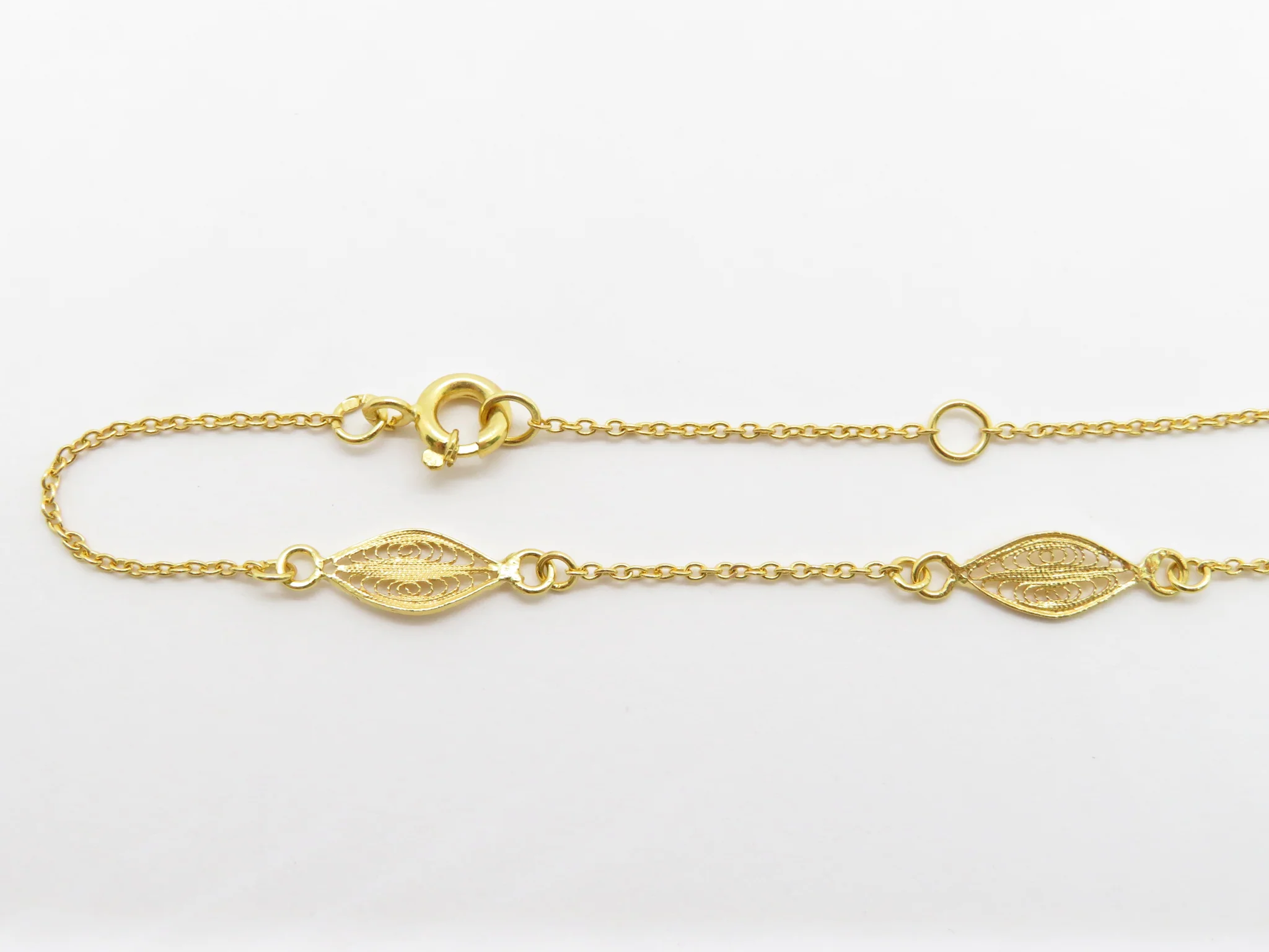19.25k Yellow Gold Filigree Feather Bracelet - Image 5