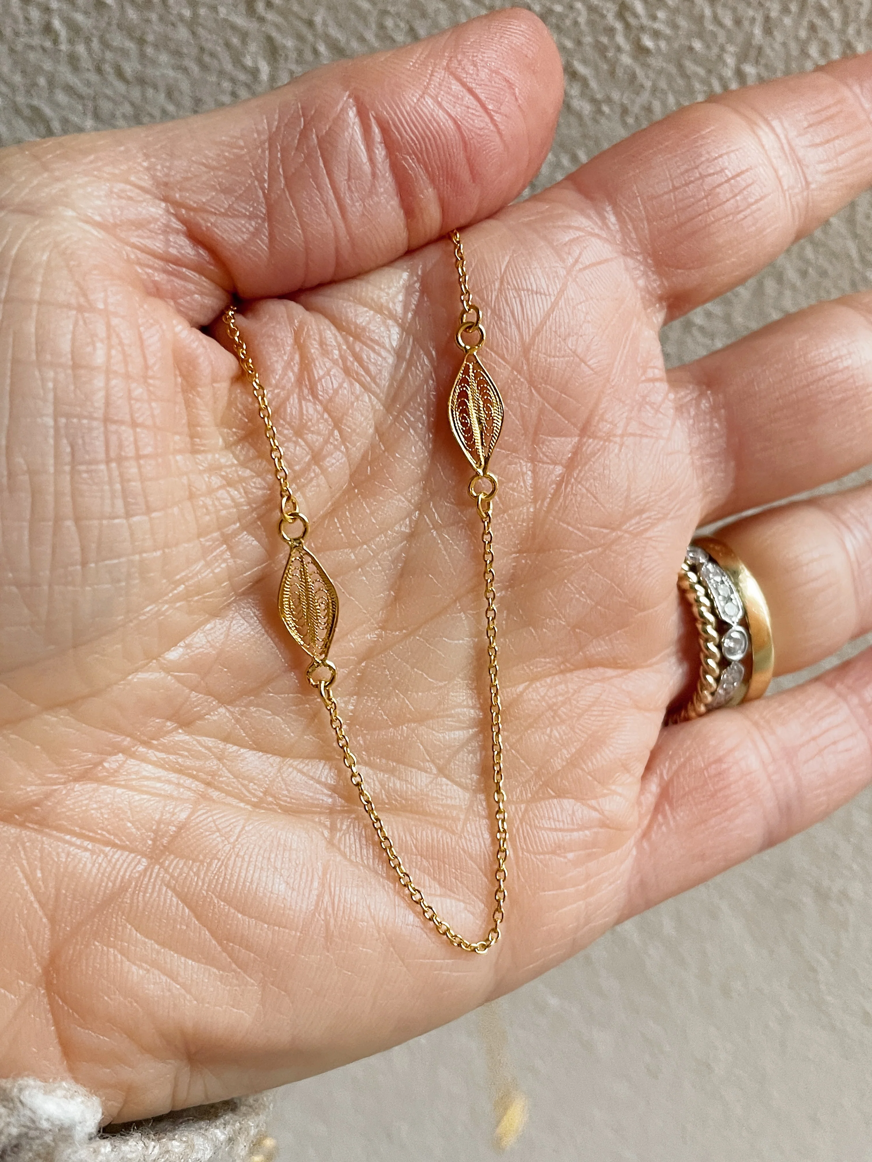 19.25k Yellow Gold Filigree Feather Bracelet - Image 6