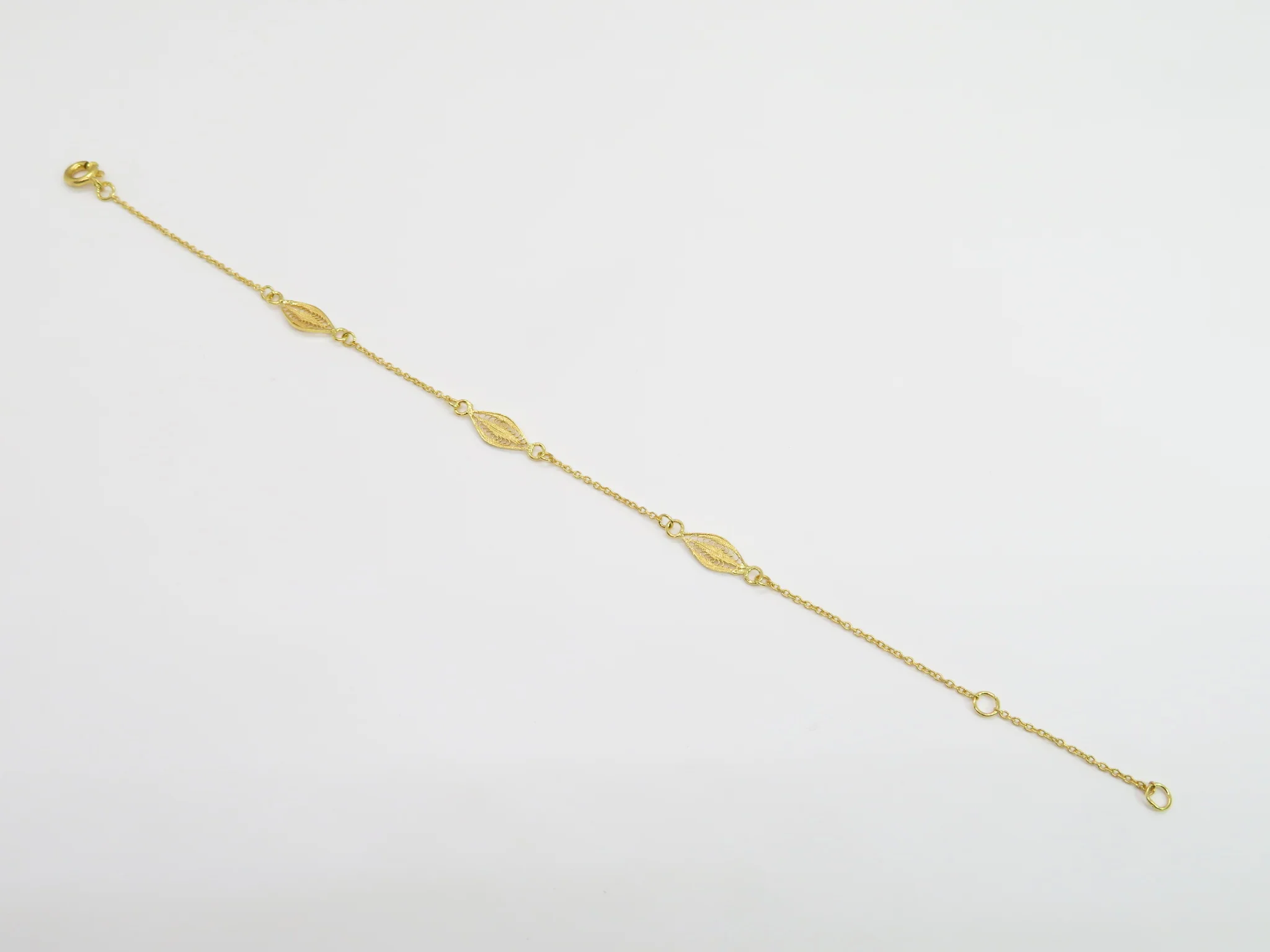 19.25k Yellow Gold Filigree Feather Bracelet - Image 7