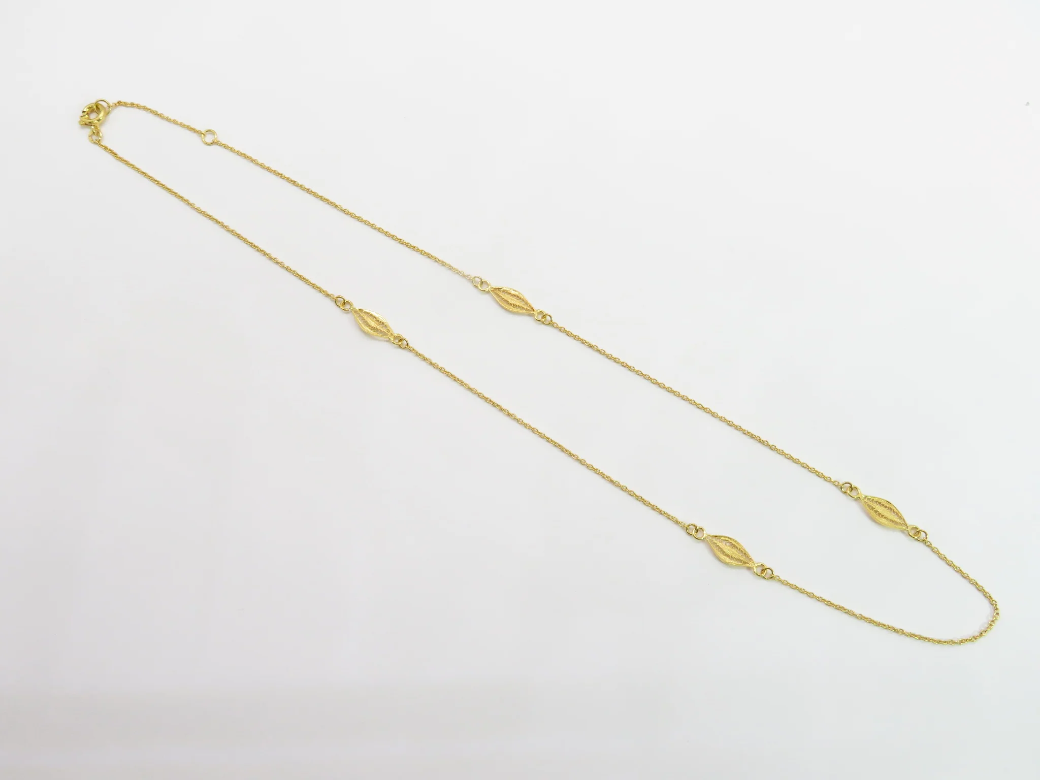 19.25k Yellow Gold Filigree Feather Necklace - Image 4