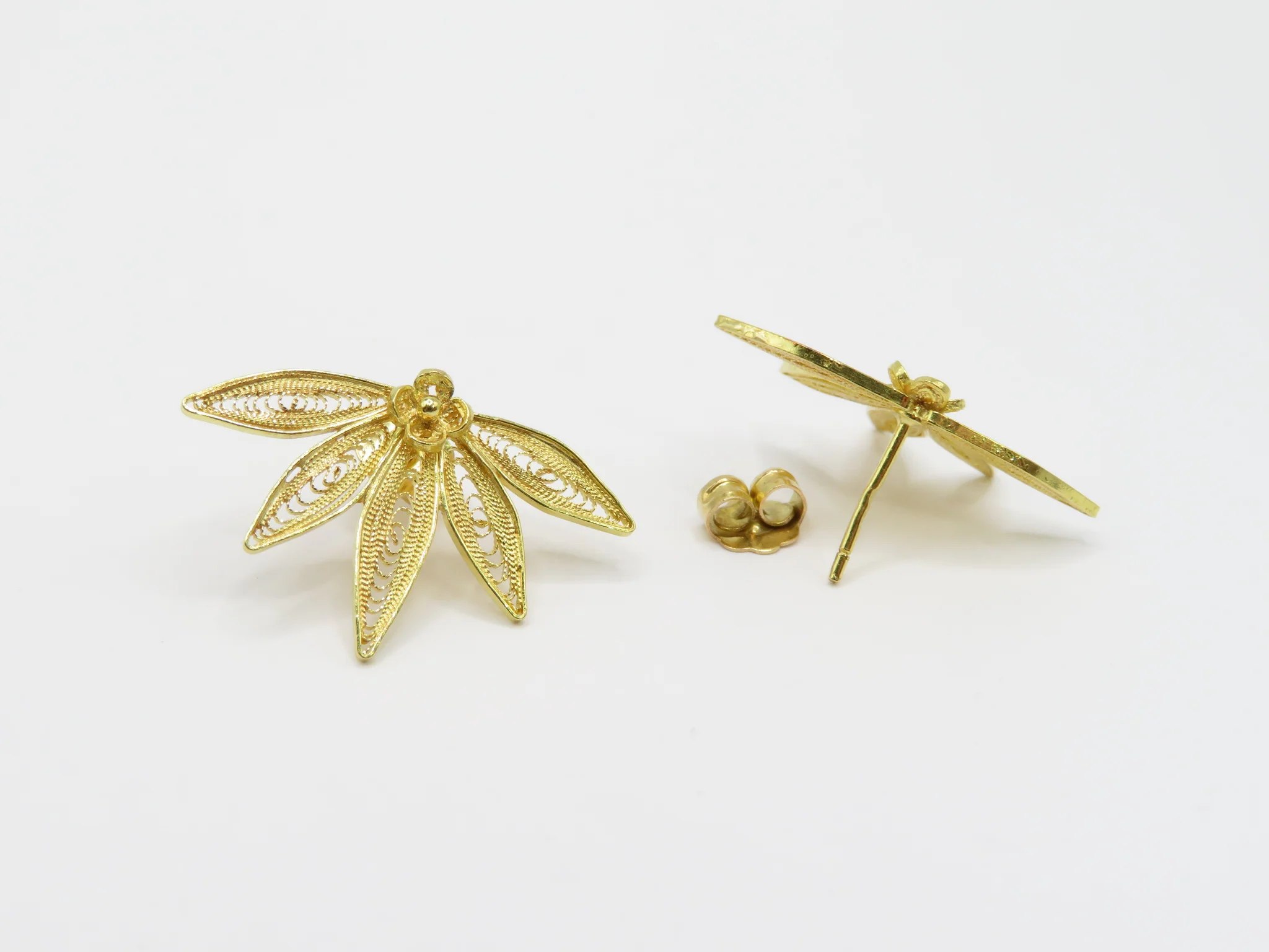 19.25k Filigree Five Petal Studs - Image 3
