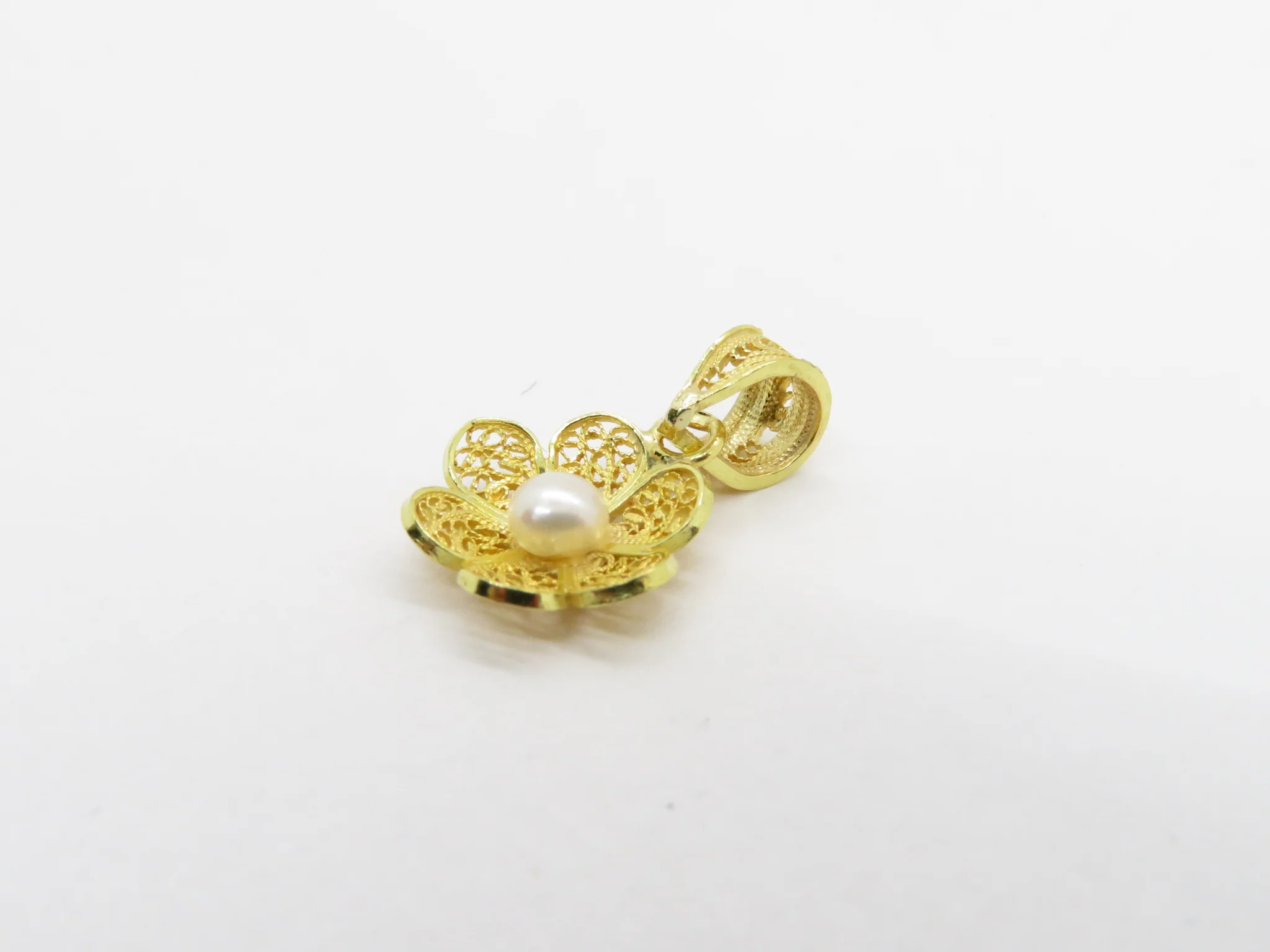 19.25k Yellow Gold Filigree Flower and Pearl Pendant - Image 3