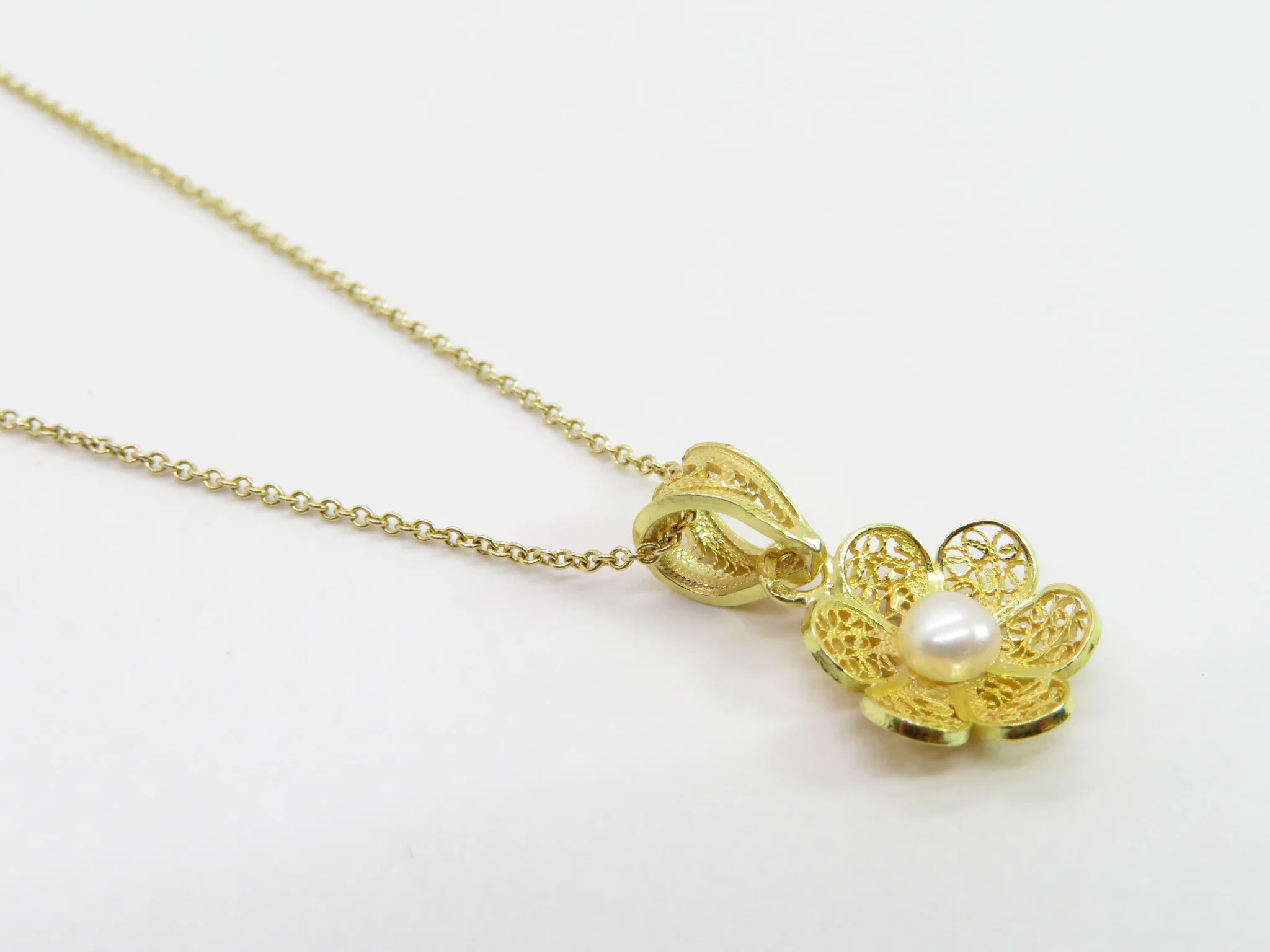 19.25k Yellow Gold Filigree Flower and Pearl Pendant - Image 5