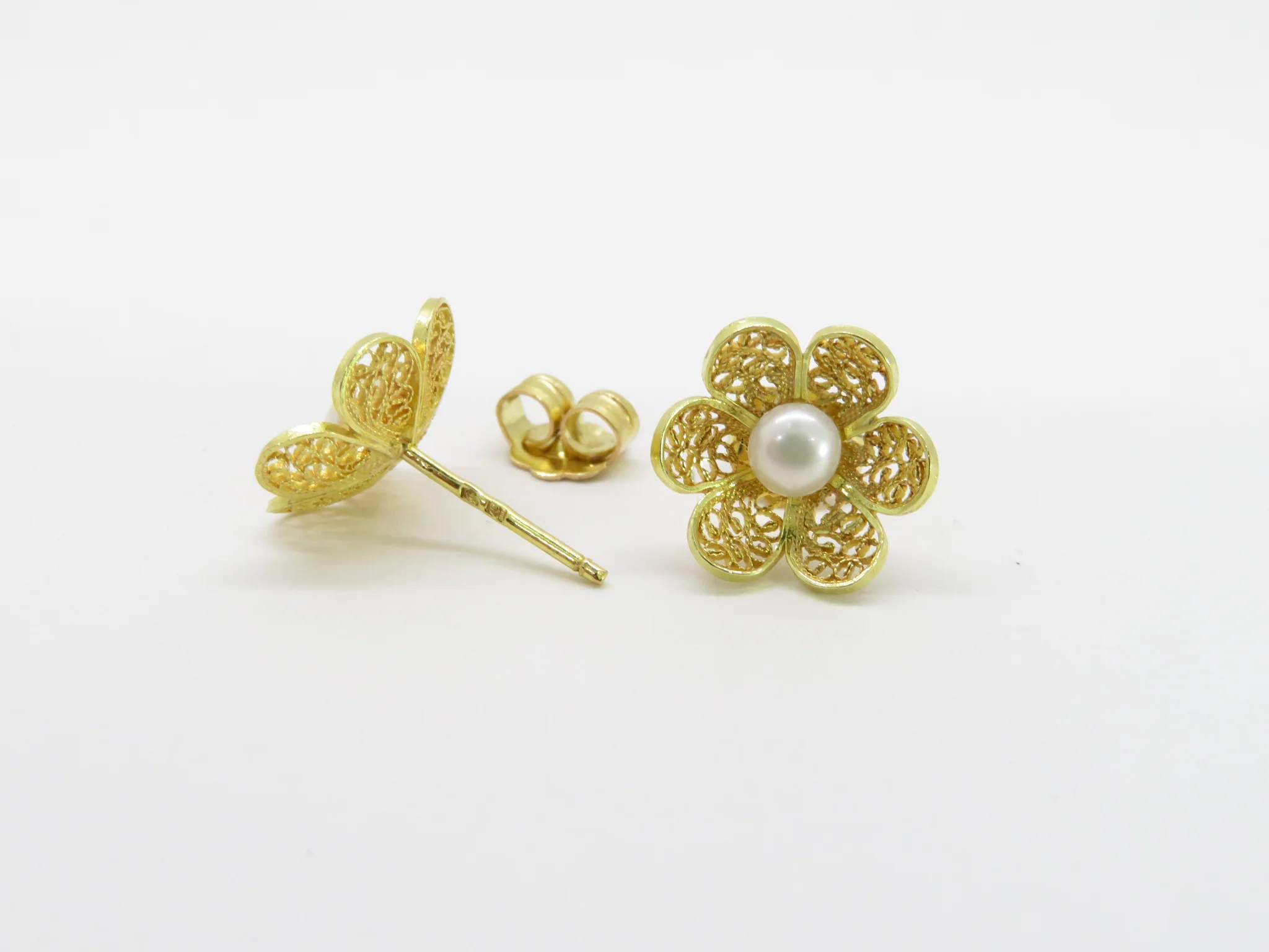 19.25k Yellow Gold Filigree Flower Studs - Image 3
