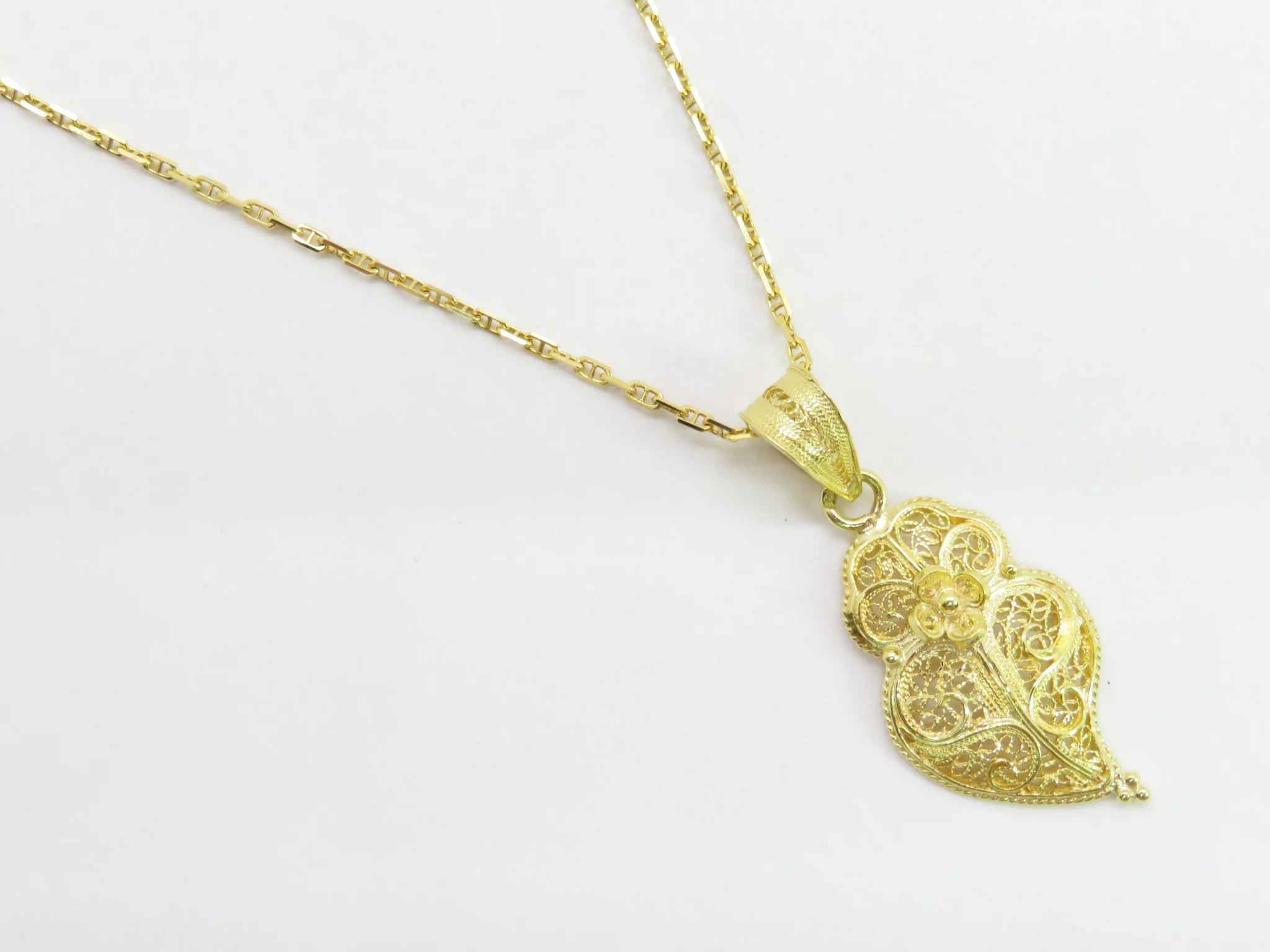 19.25k Yellow Gold Filigree Heart of Viana Pendant - Image 10
