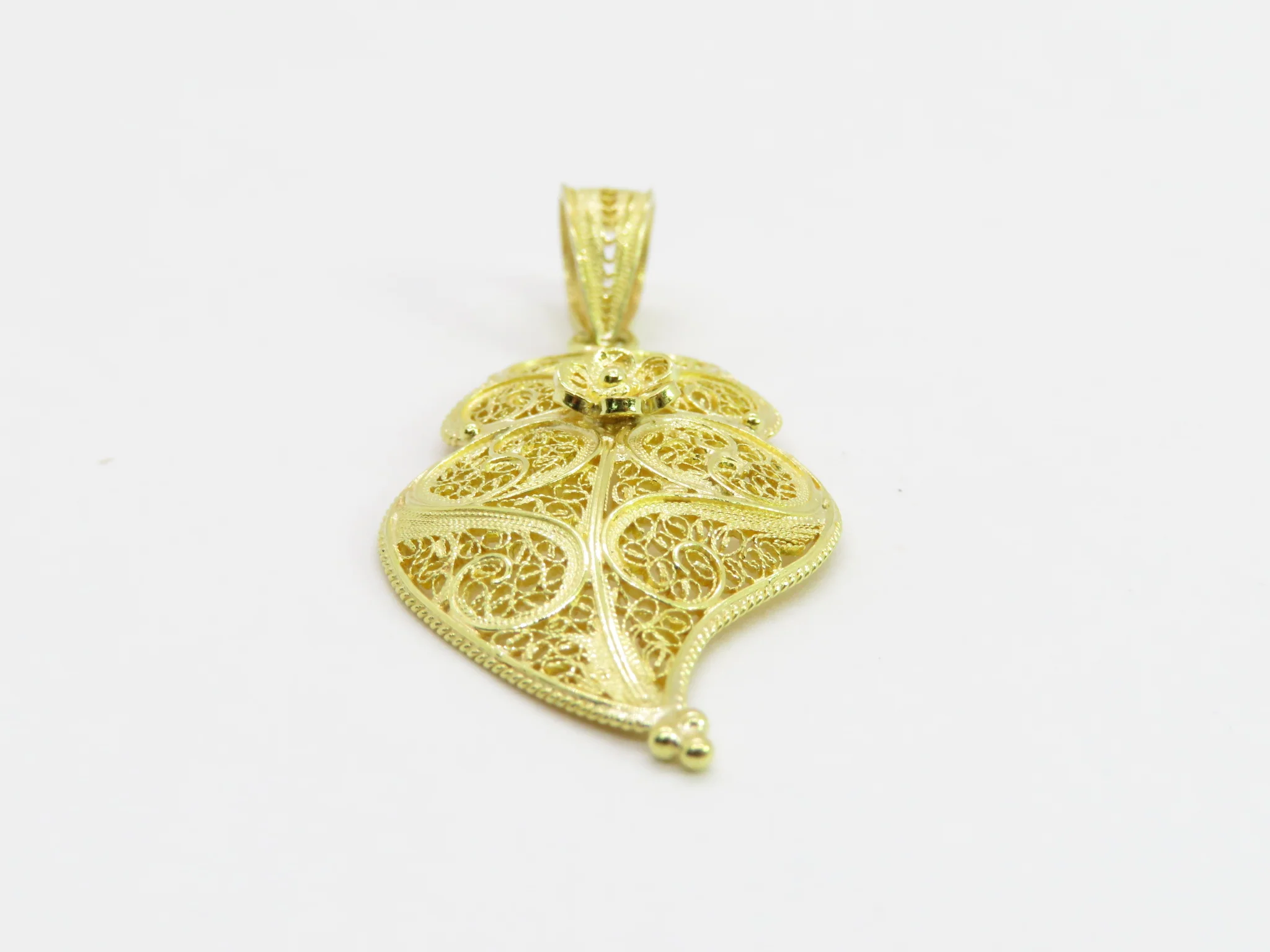 19.25k Yellow Gold Filigree Heart of Viana Pendant - Image 9