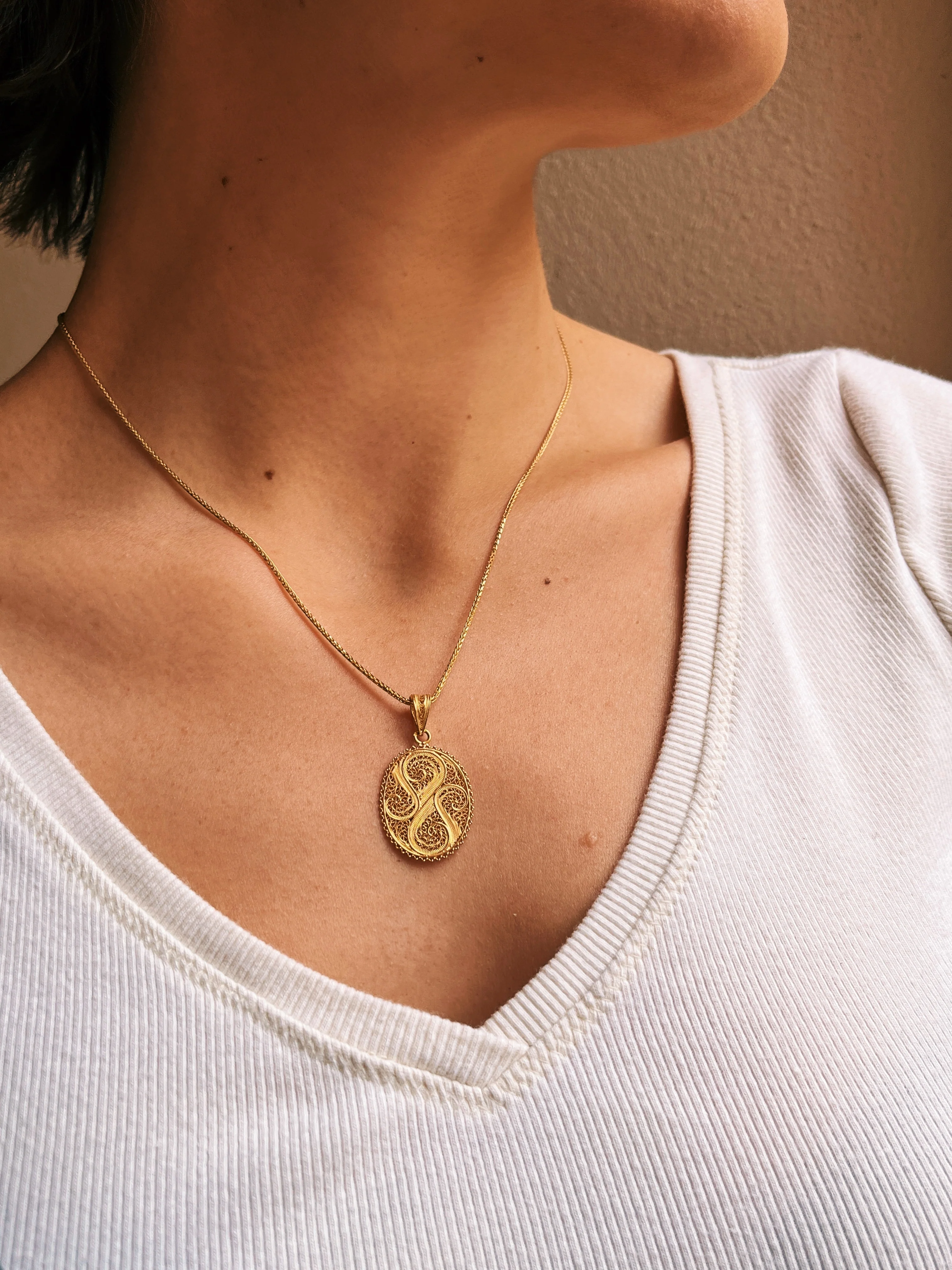 19.25k Yellow Gold Filigree Oval Pendant - Image 2