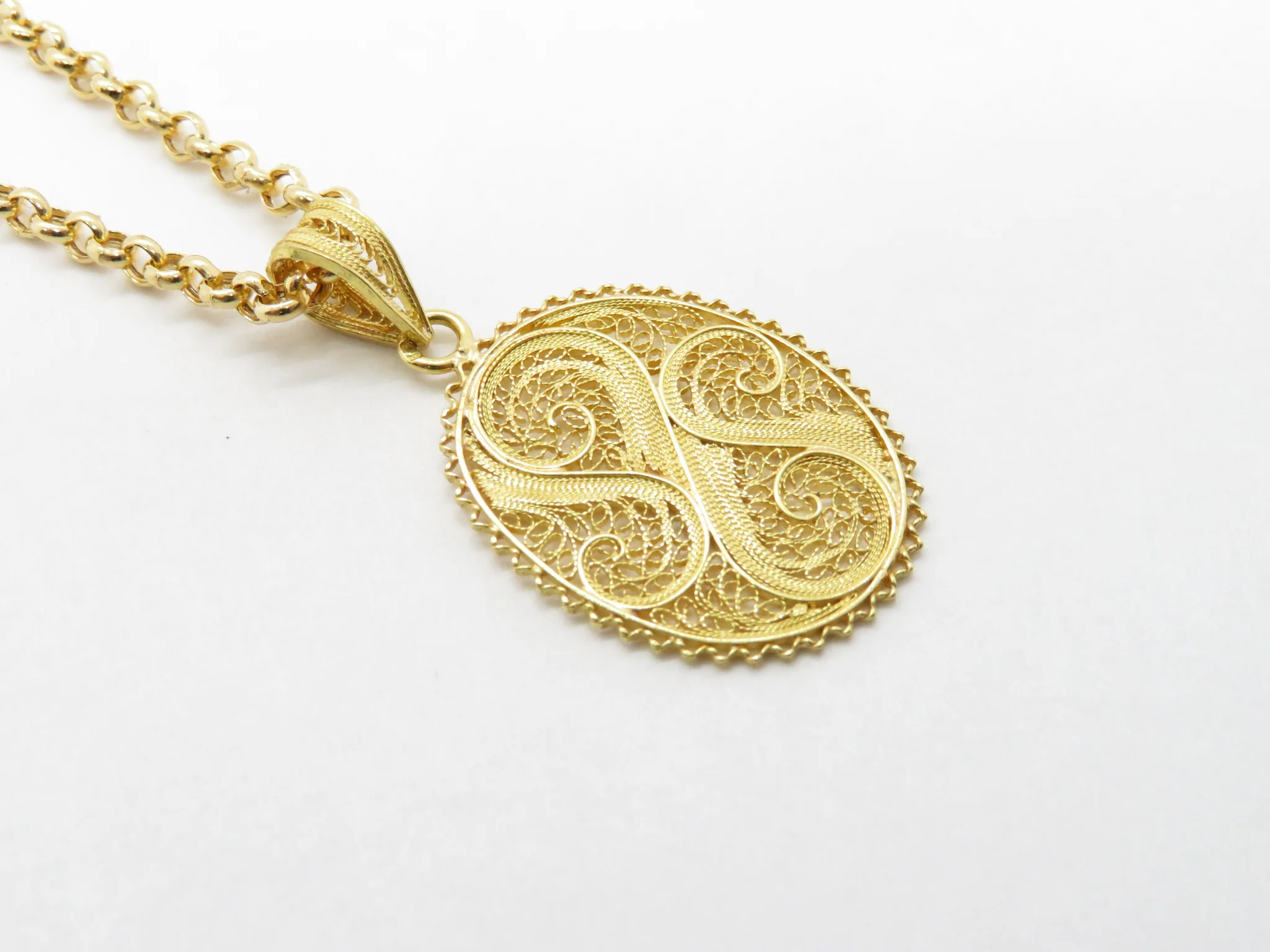 19.25k Yellow Gold Filigree Oval Pendant - Image 3