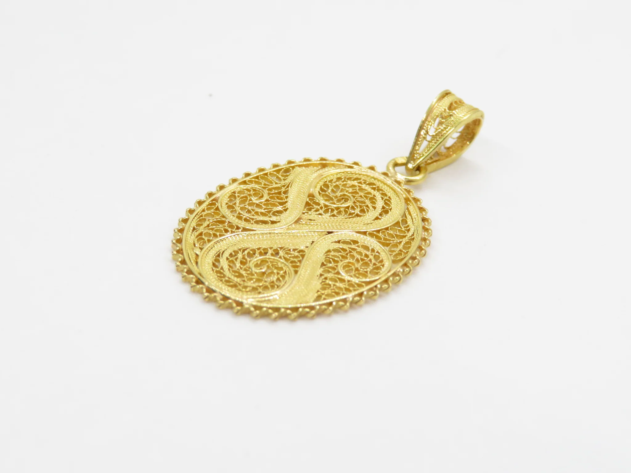 19.25k Yellow Gold Filigree Oval Pendant - Image 4