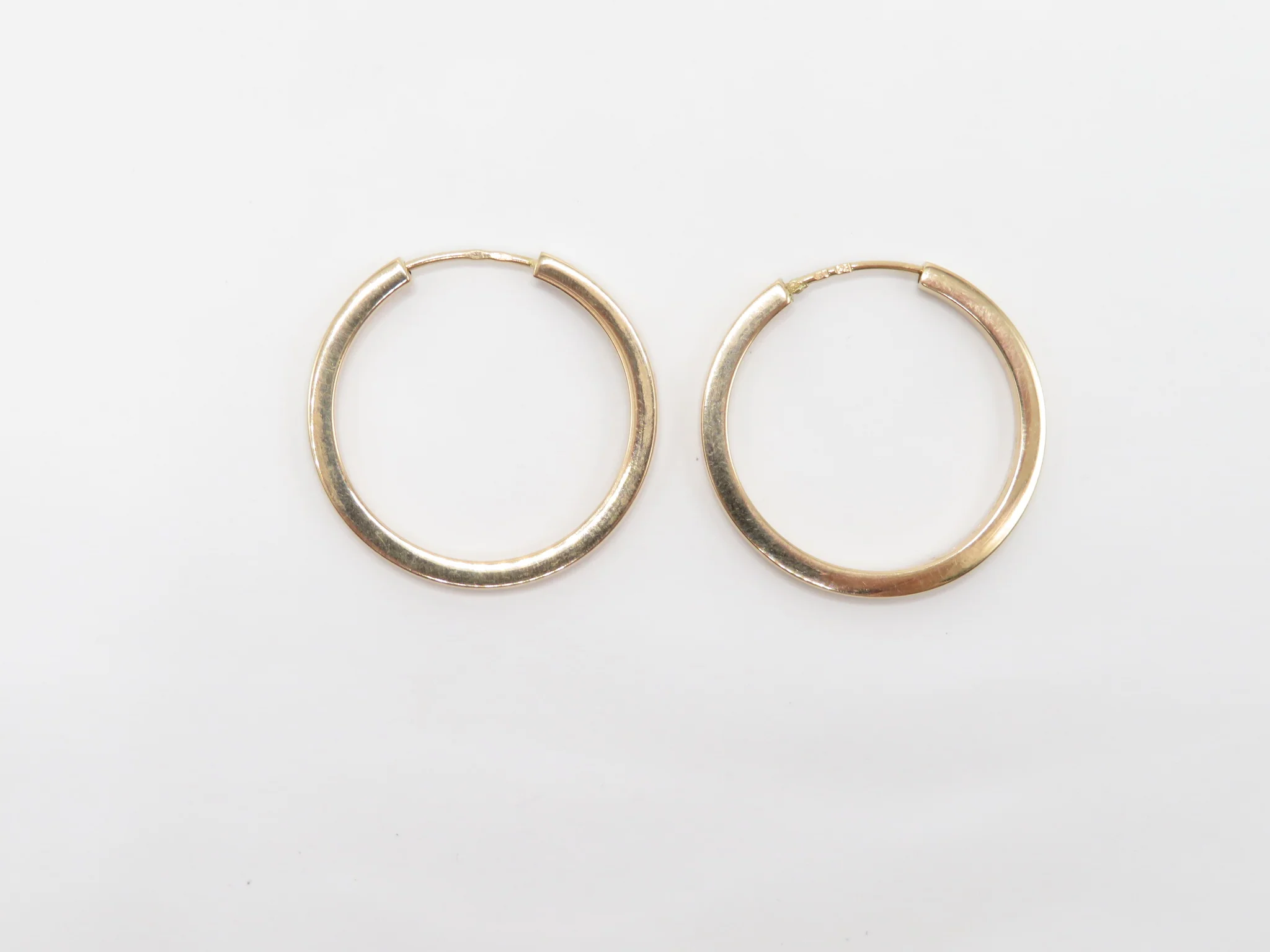 19.25k Yellow Gold Flat Sleeper Hoops - Image 4