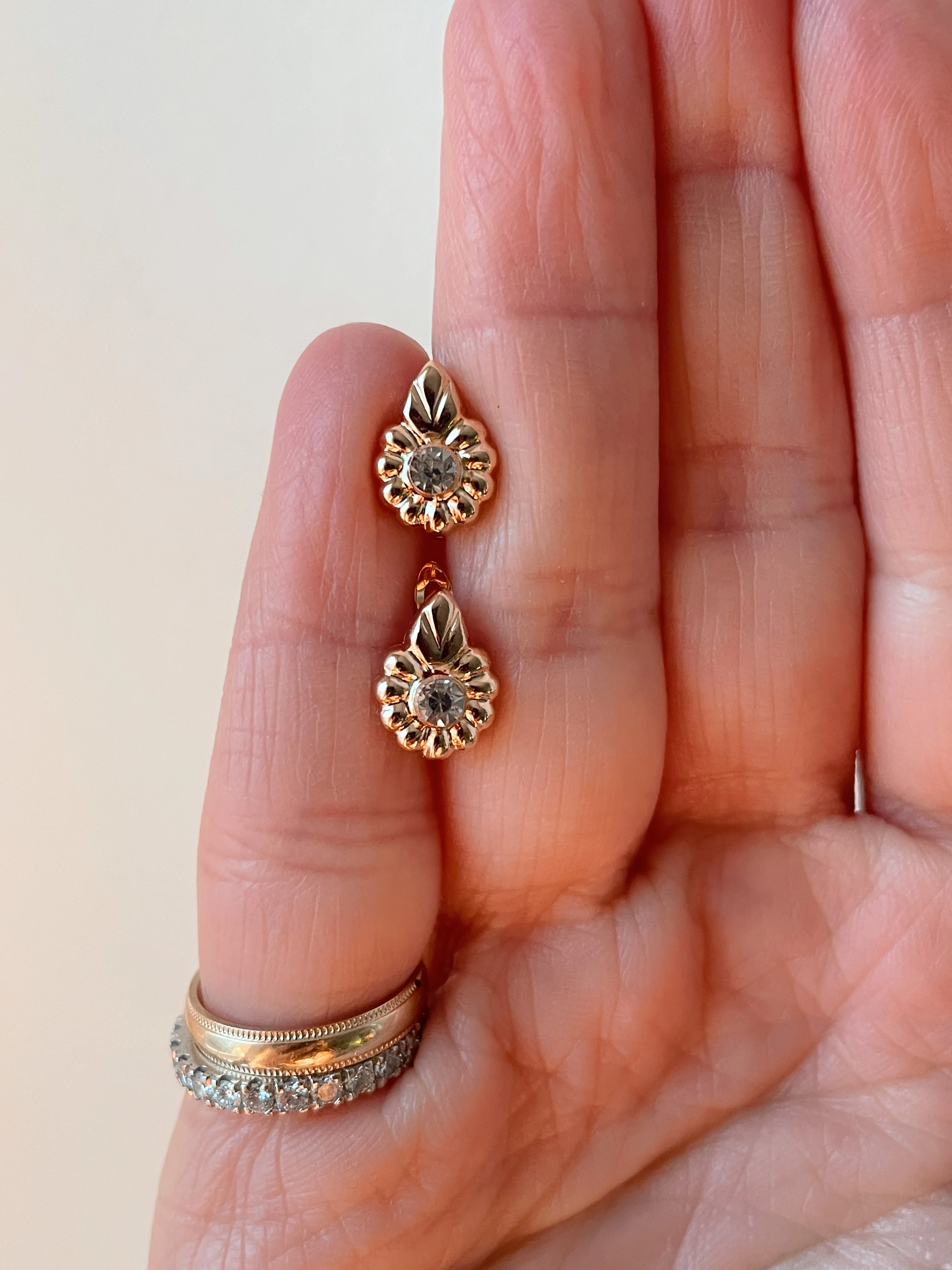 19.25k Yellow Gold Floral Earrings - Image 4