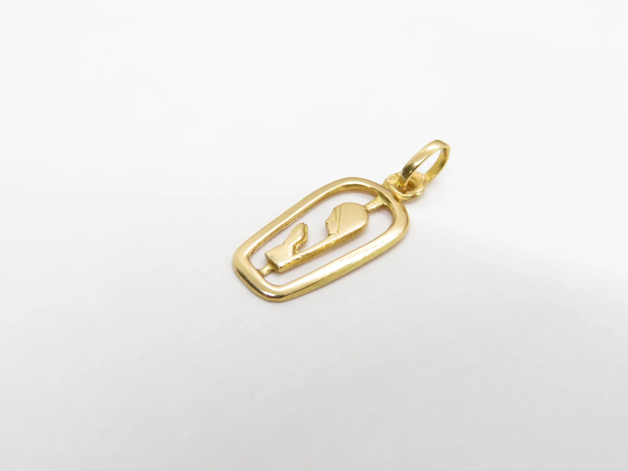 19.25k Yellow Gold Cutout Madonna Pendant - Image 3
