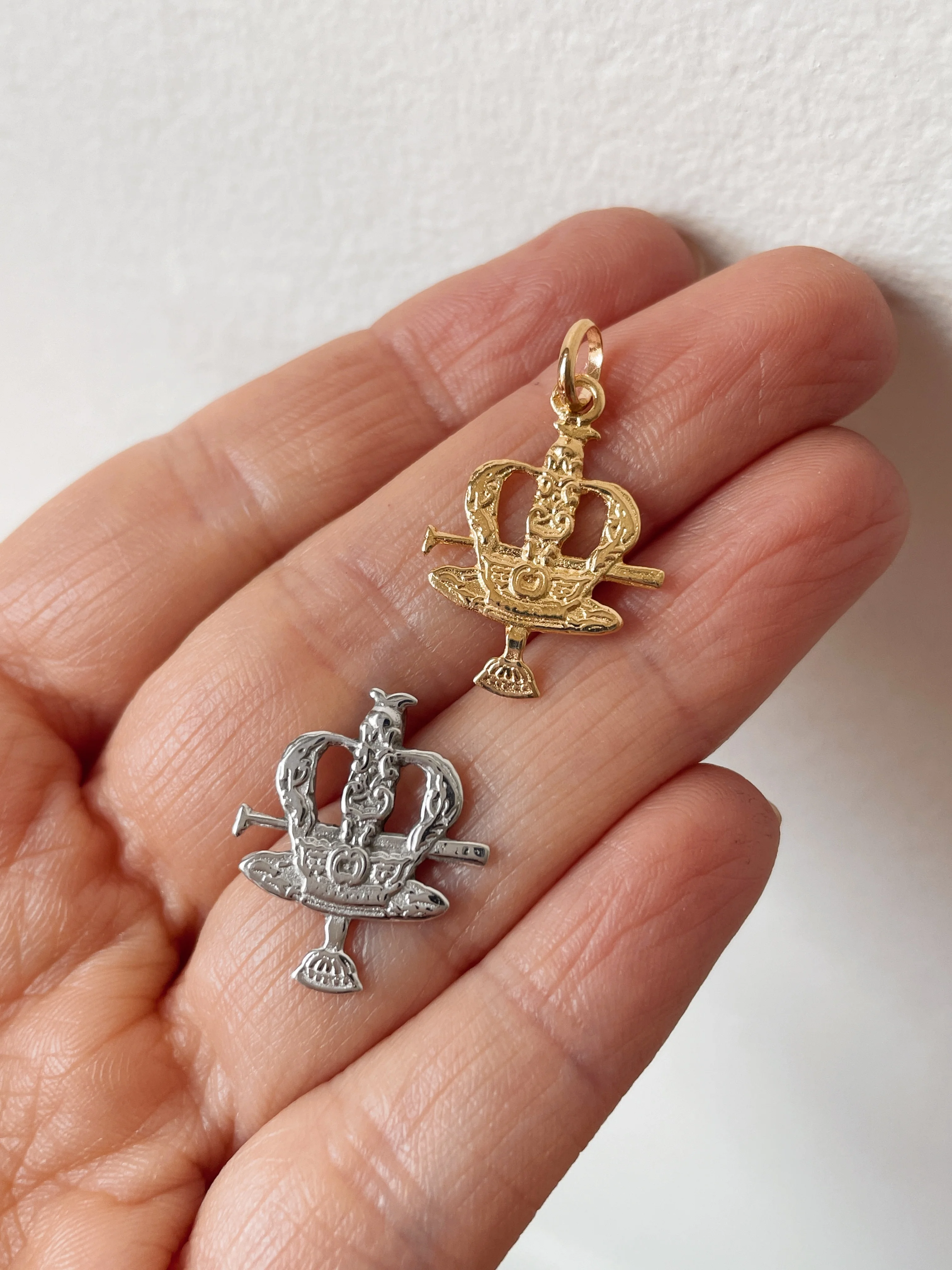 19.25k Holy Spirit Crown Pendant - Image 4