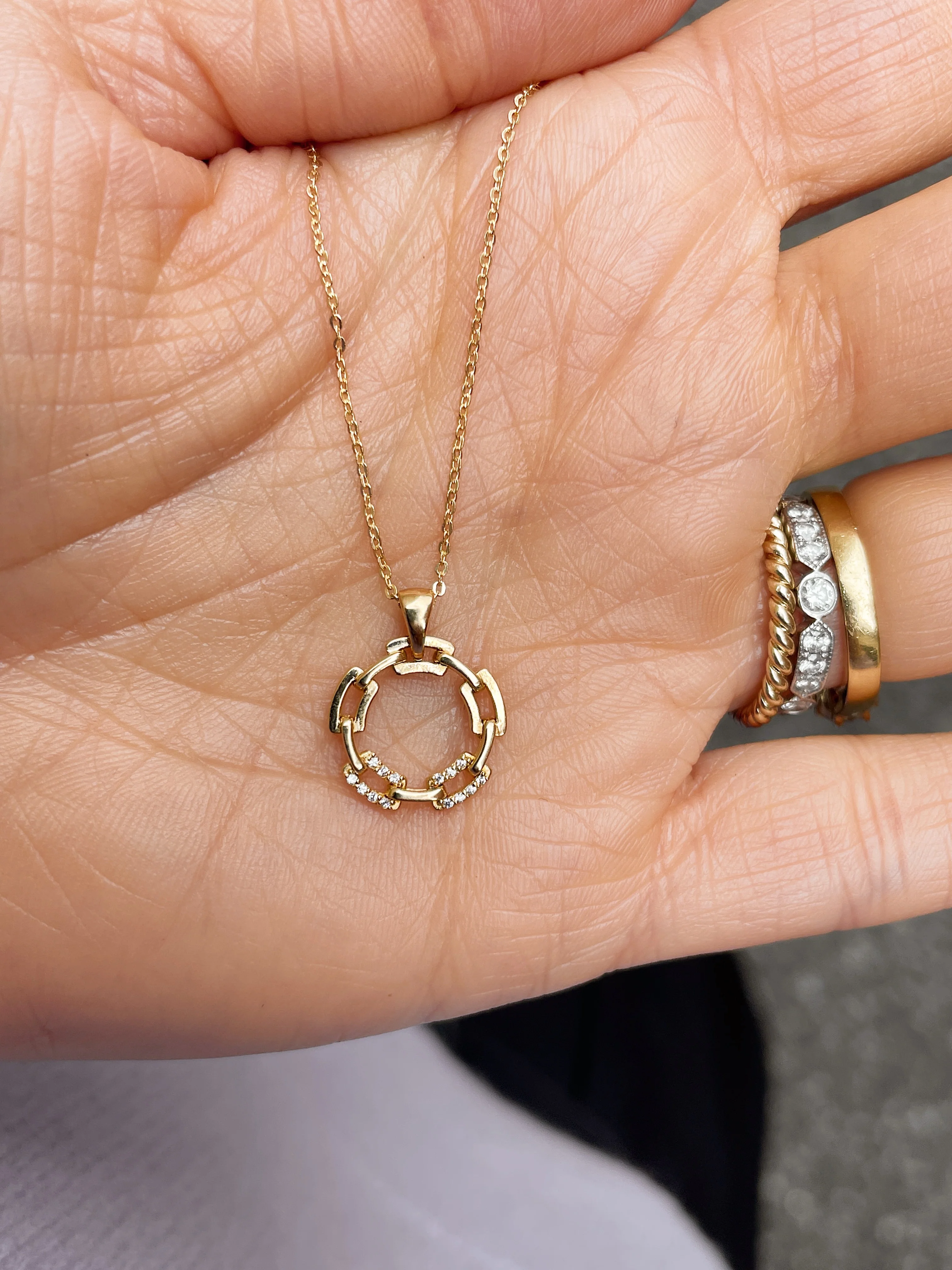 19.25k Yellow Gold Link Circle of Life Necklace - Image 4