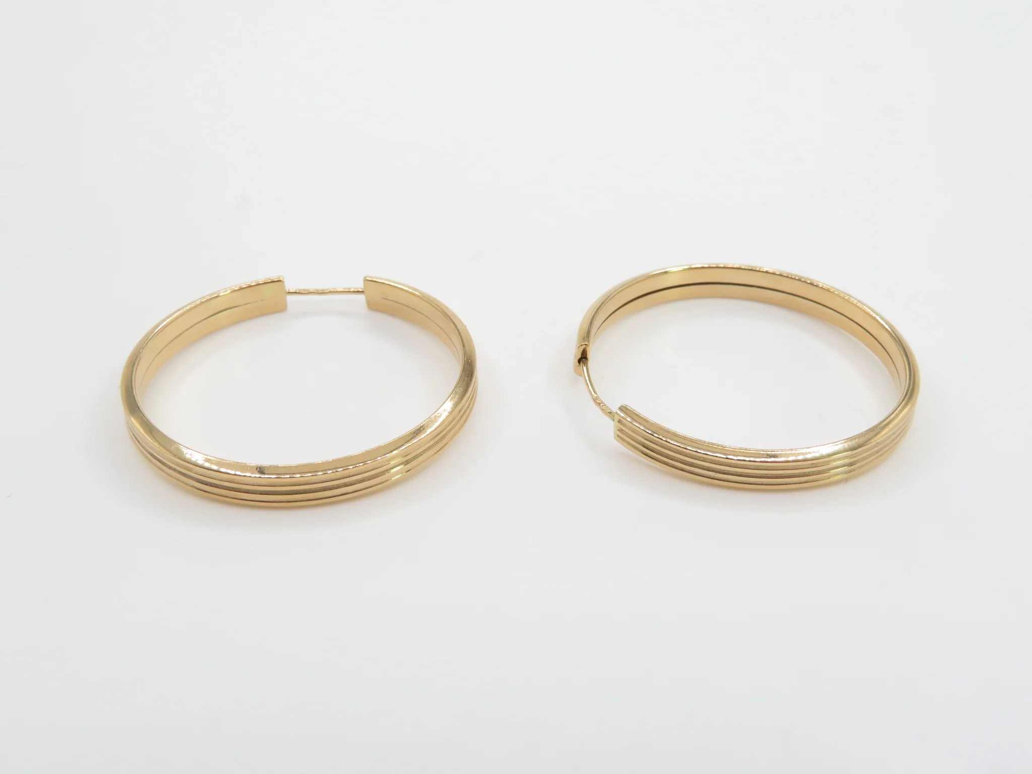 19.25k Yellow Gold Linear Sleeper Hoops - Image 5
